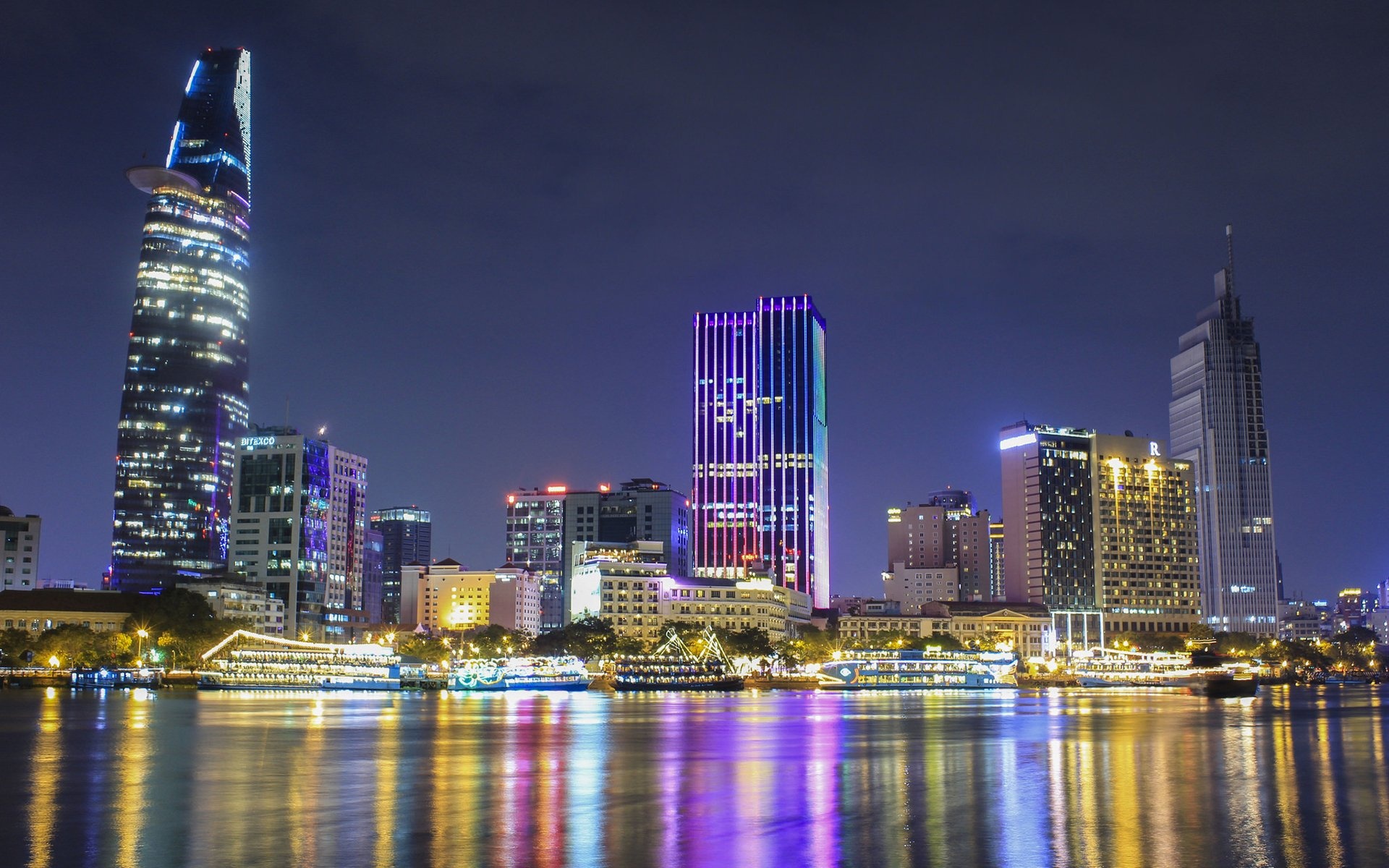 Ho Chi Minh City, Vibrant street life, Cultural landmarks, Rich history, 1920x1200 HD Desktop