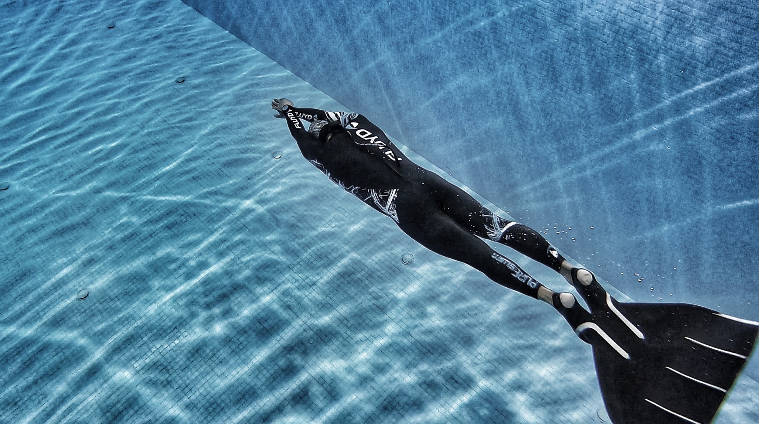 Swimming pool, Freediving Wallpaper, 2500x1400 HD Desktop