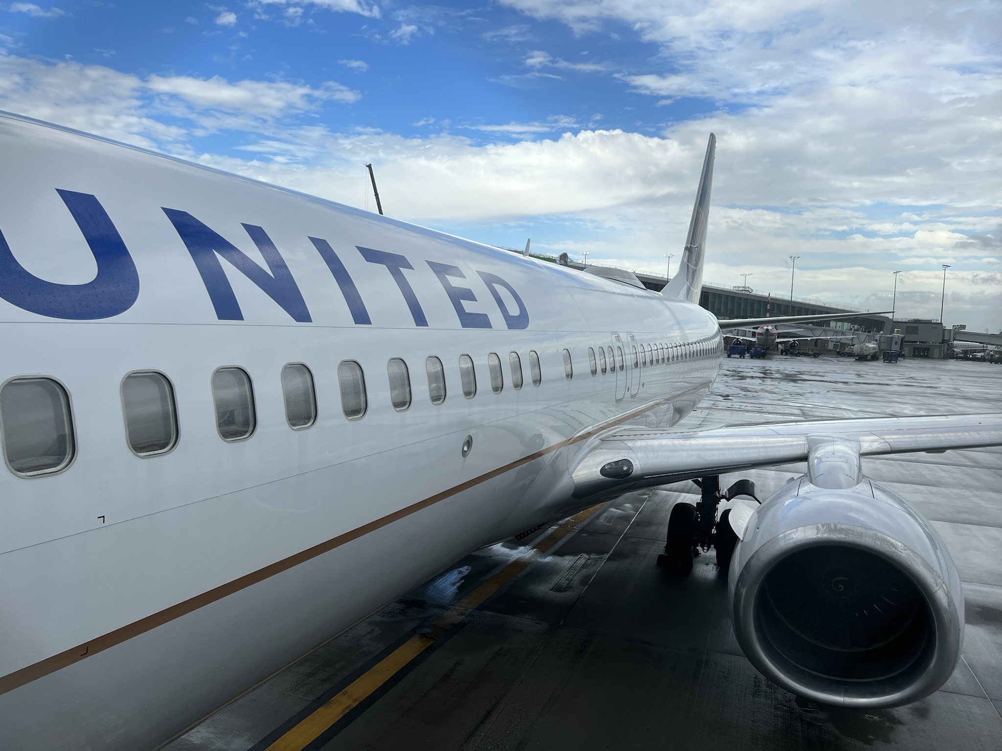 United Airlines, Device charging on flights, In-flight entertainment, Travel convenience, 2050x1540 HD Desktop