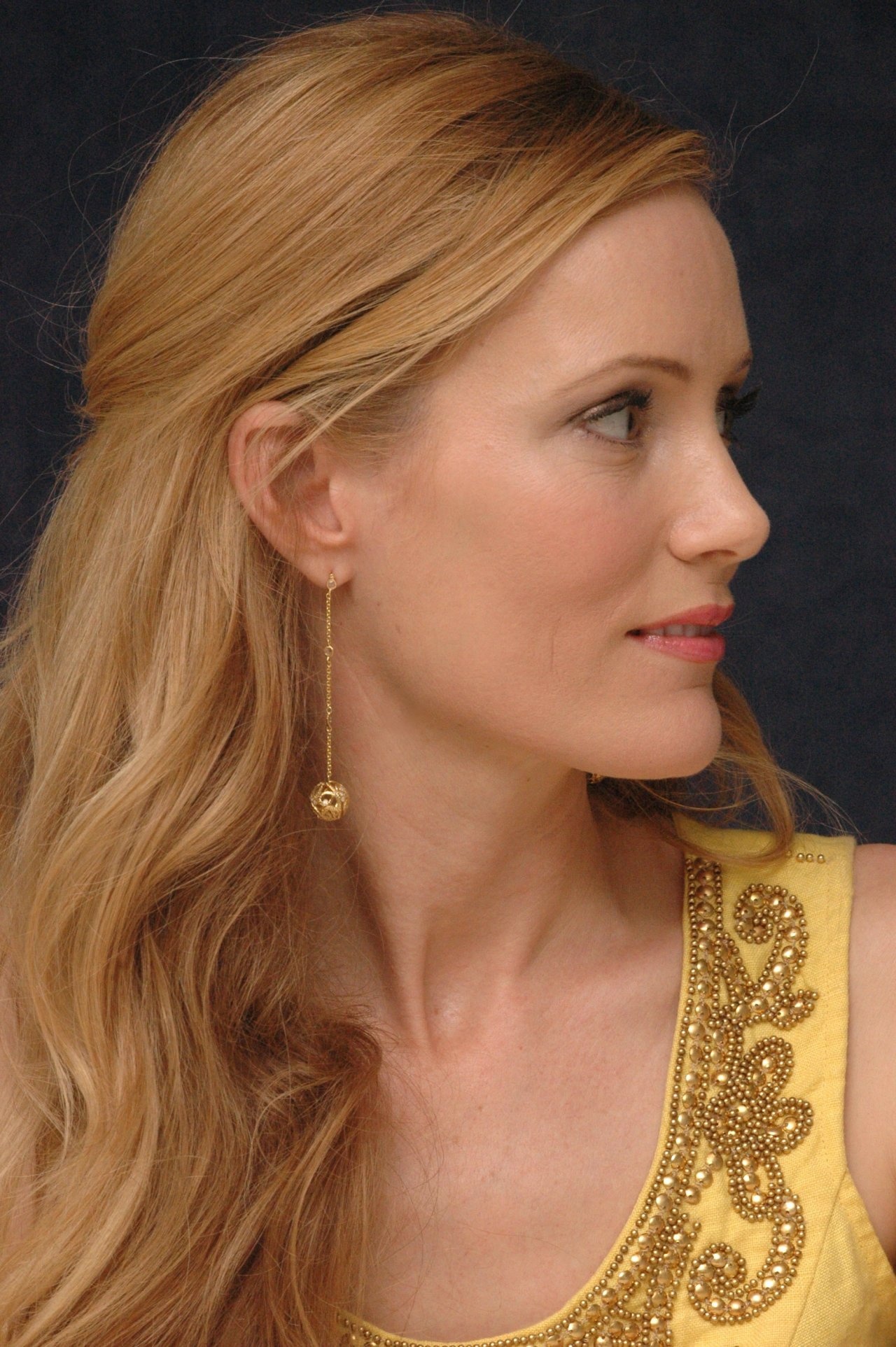 Leslie Mann, Stunning picture, Fanpop gallery, Actress, 1280x1930 HD Phone