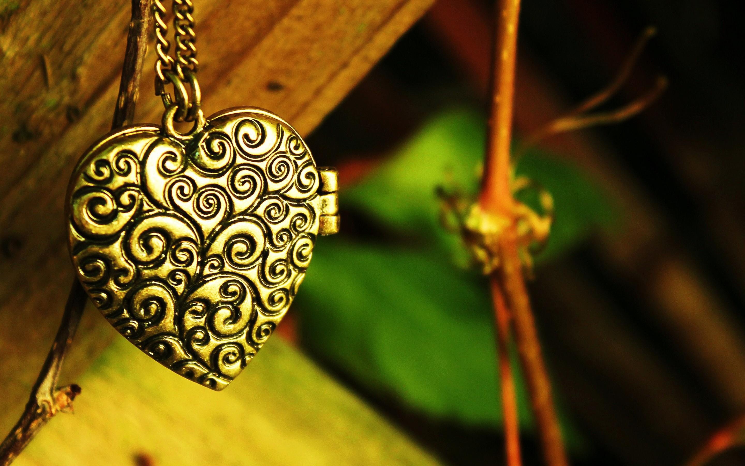 Locket wallpaper, Zoey Simpson, personalized lockets, unique design, 2880x1800 HD Desktop