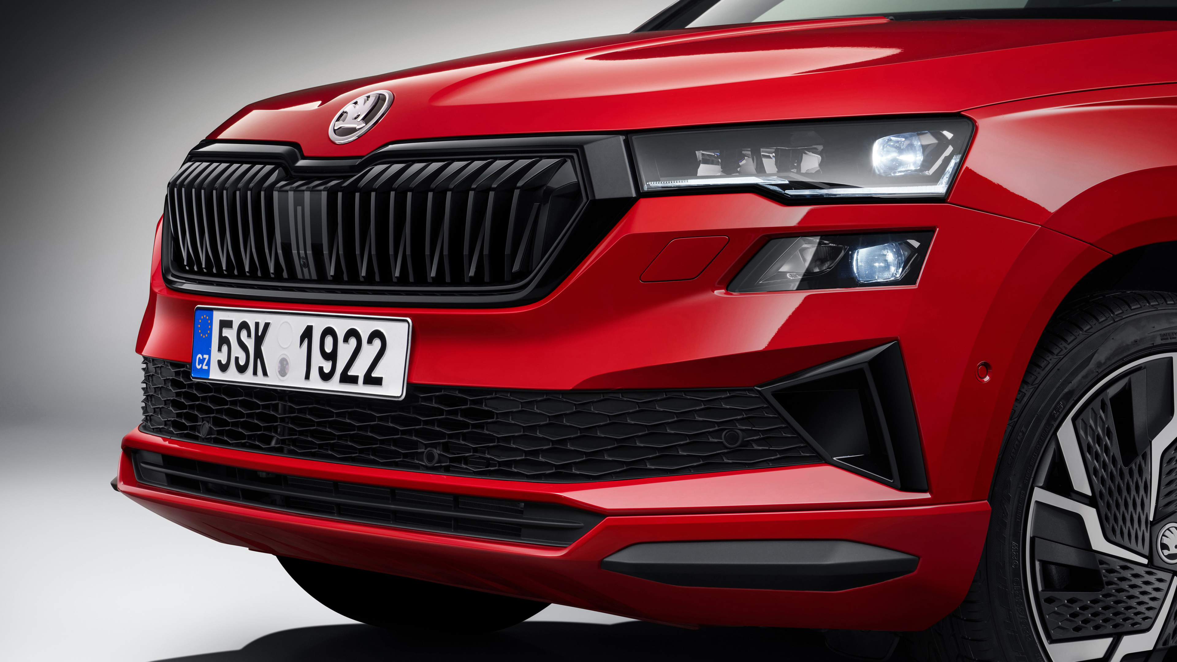 Skoda Karoq 4x4 sportline, Sporty elegance, Superior handling, Advanced safety features, 3840x2160 4K Desktop