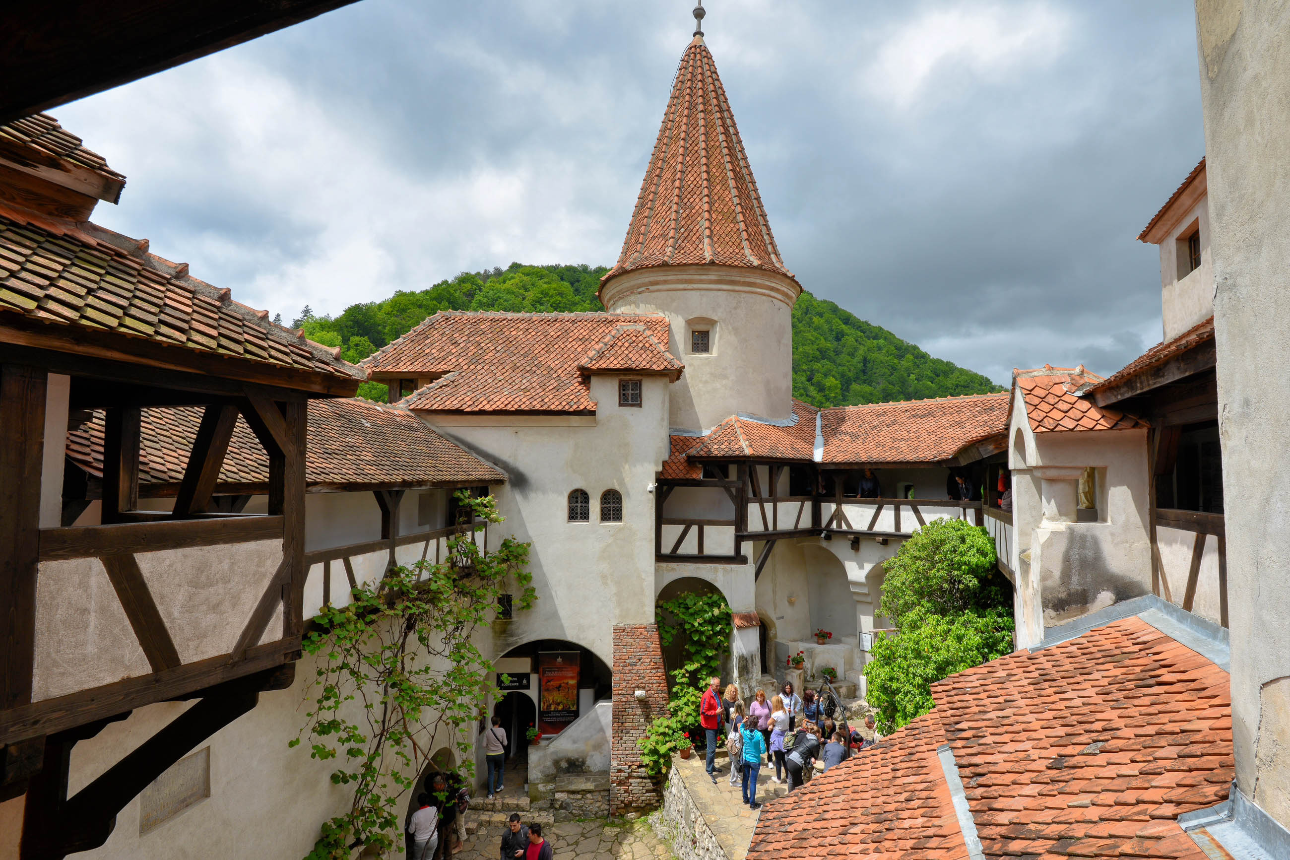 Bran Castle pictures, Dracula's castle, Romania travel, 2600x1740 HD Desktop