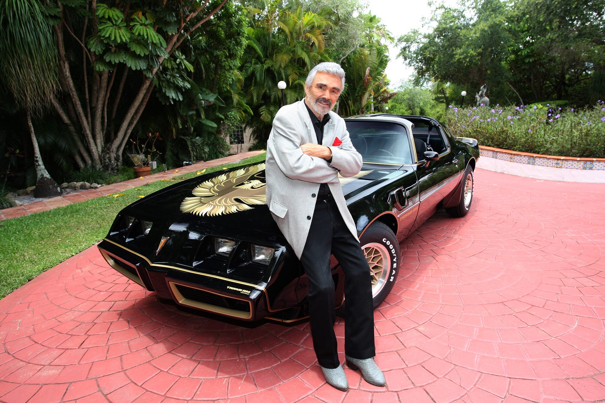 Burt Reynolds, Auctioned memorabilia, Personal items sold, Hollywood icon, 2000x1340 HD Desktop