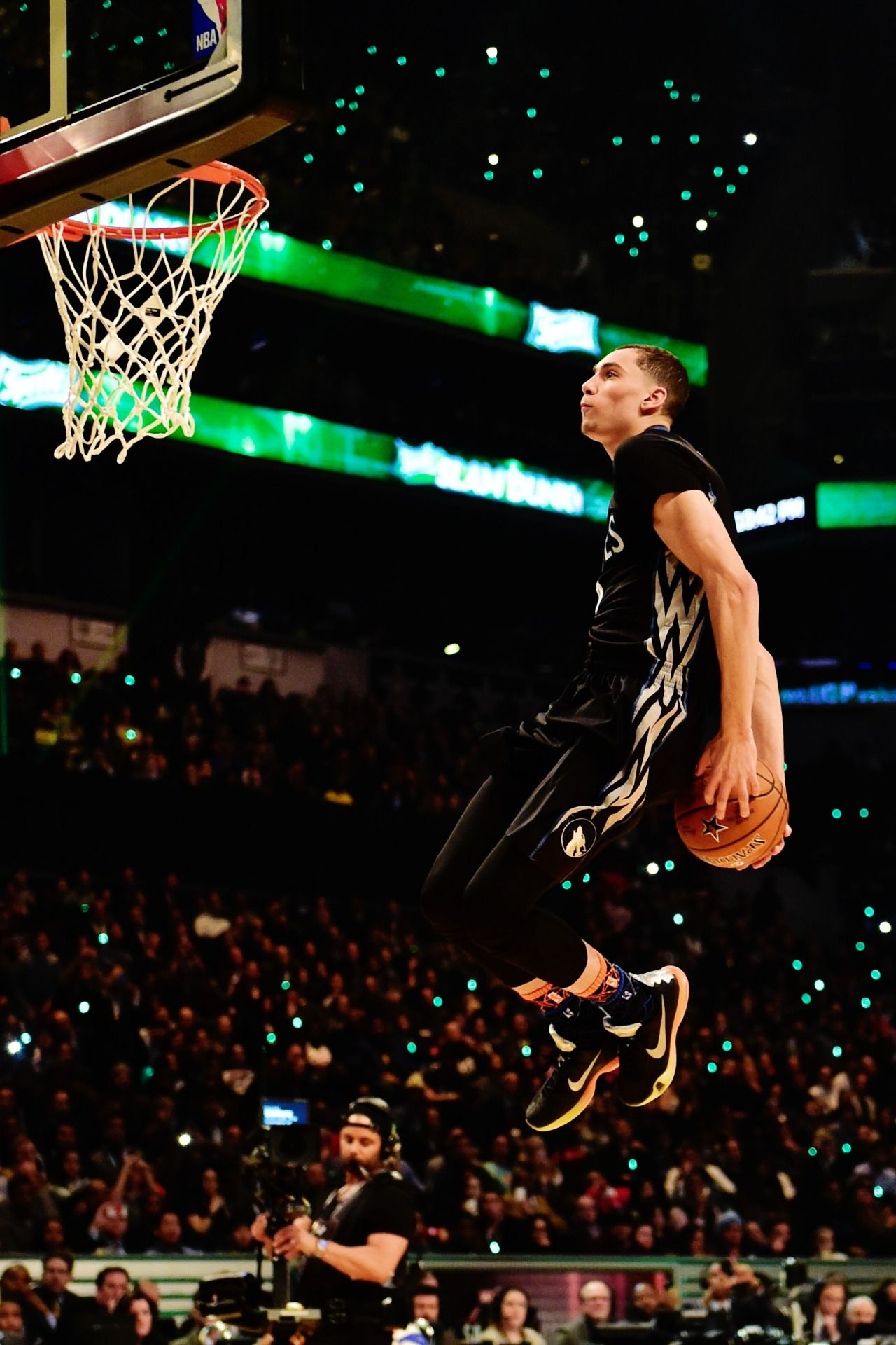 2016 NBA Slam Dunk Contest, Zach LaVine Wallpaper, 1280x1920 HD Phone