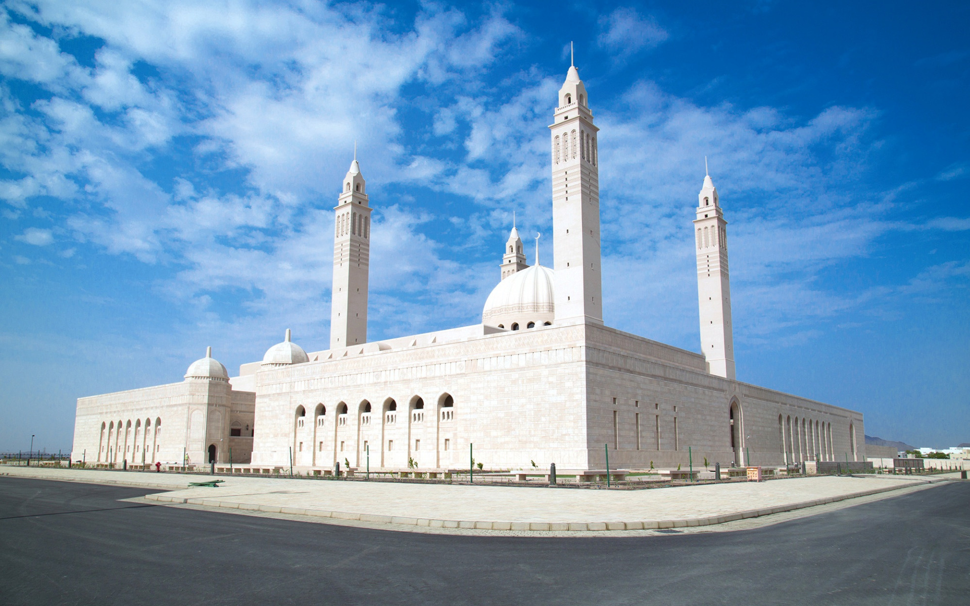 Oman travels, Sultan Qaboos Grand Mosque, Morning serenity, 1920x1200 HD Desktop