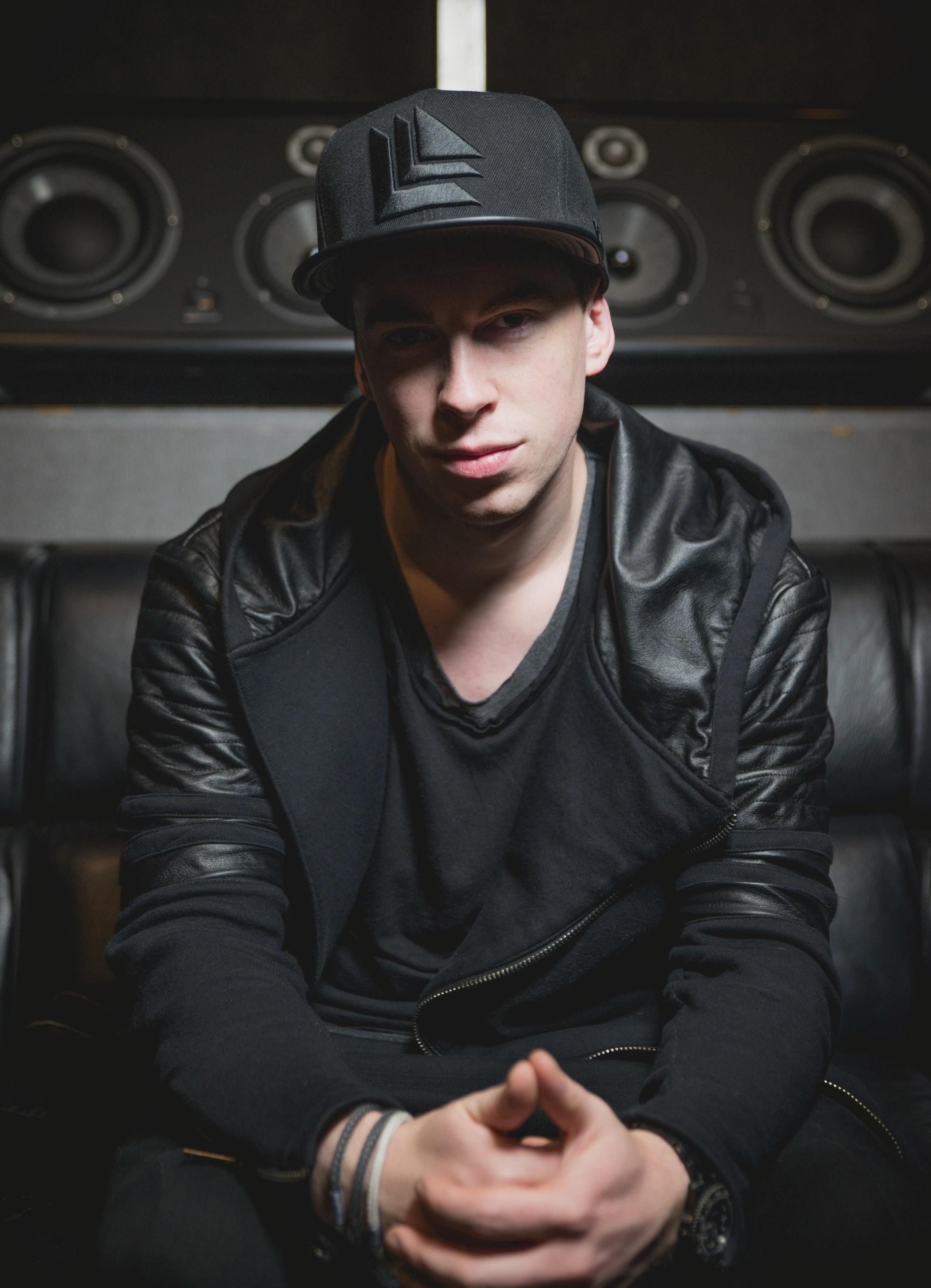 Hardwell Wallpapers, Famous DJs, DJ Photos, Electronic Dance Music, 2000x2770 HD Phone