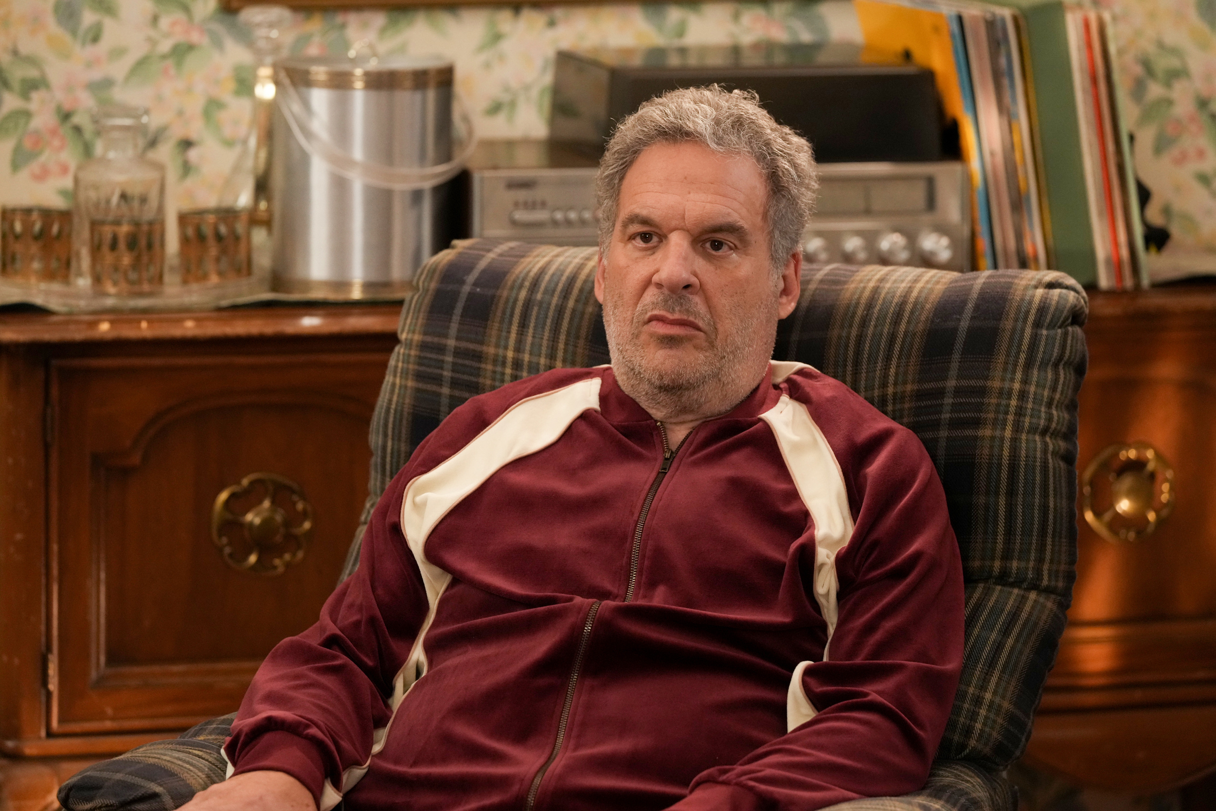 The Goldbergs, Jeff Garlin, On-set behavior, HR investigation, 2500x1670 HD Desktop