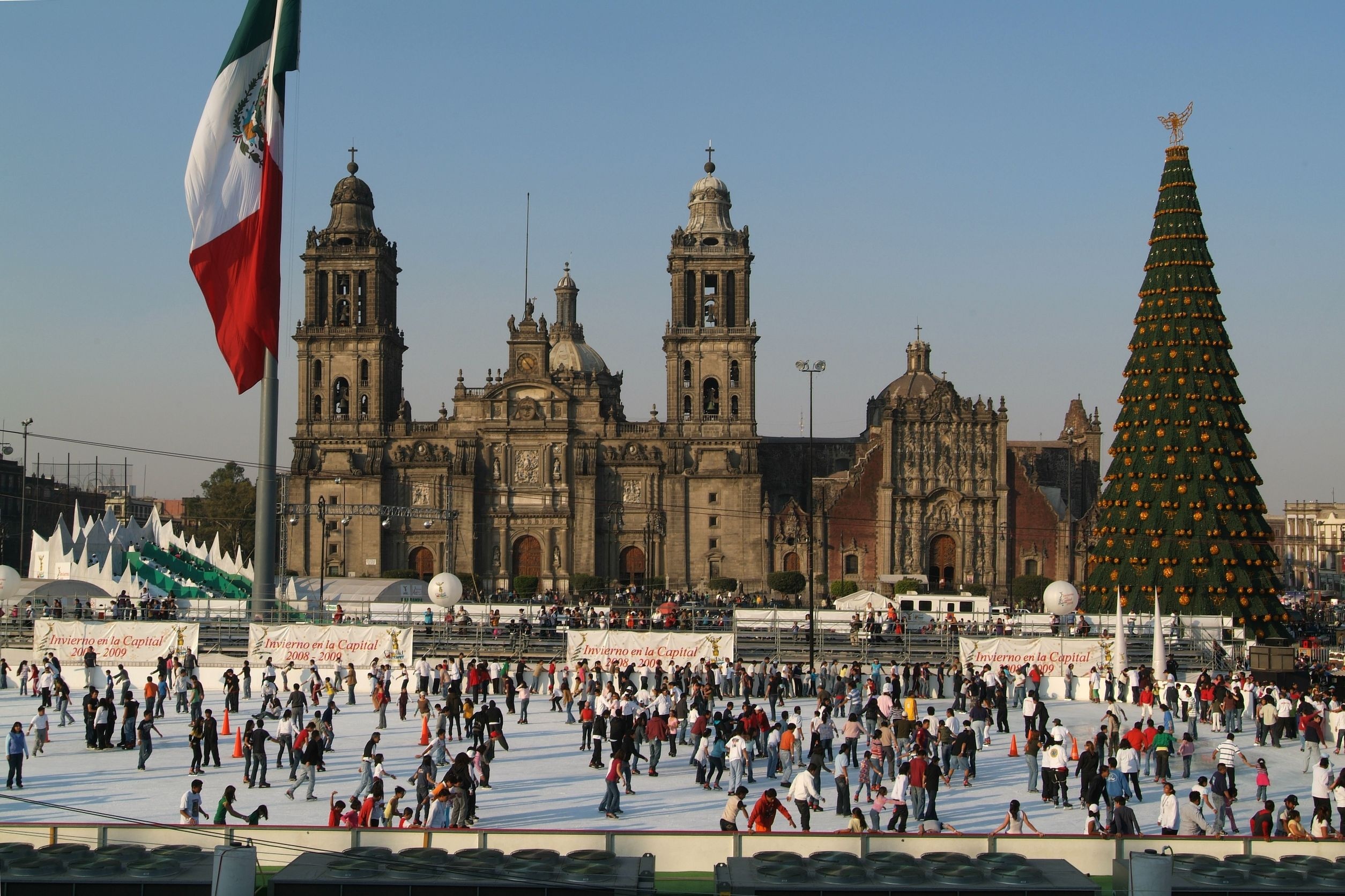 Christmas ice-rink, Zocalo (Constitution Square) Wallpaper, 2510x1680 HD Desktop