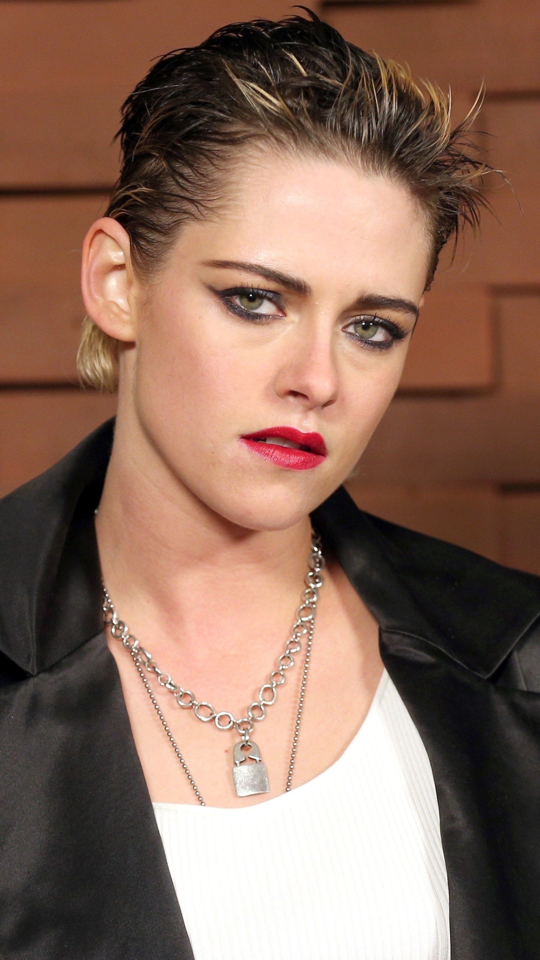 Chanel Fashion Show Hamburg 2017, Kristen Stewart Wallpaper, 1080x1920 Full HD Phone