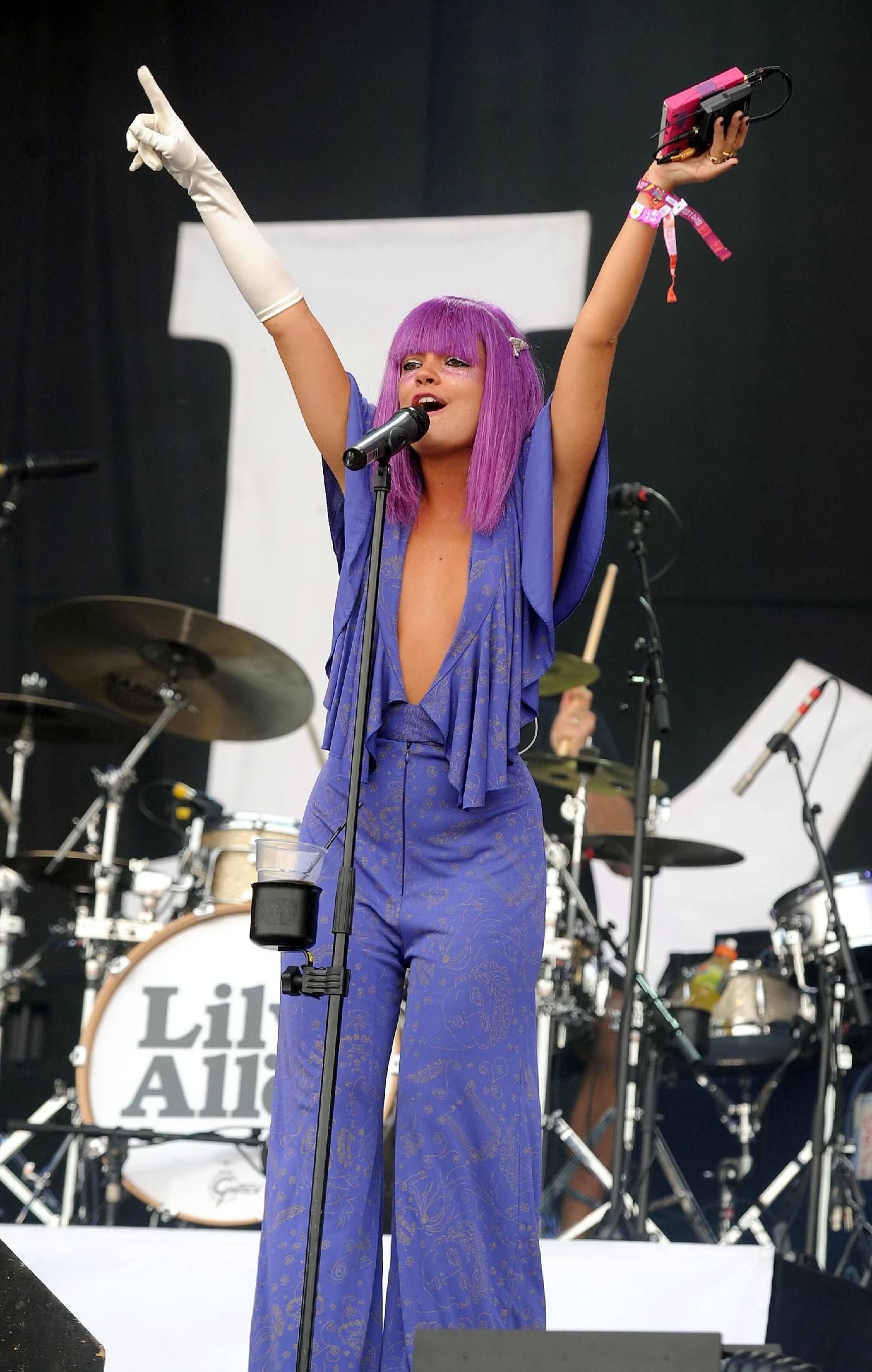 Glastonbury Festival 2009, Lily Allen (Singer) Wallpaper, 1400x2200 HD Phone