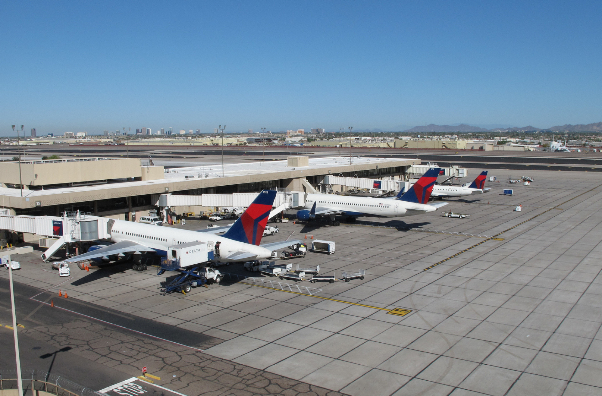 Sky Harbor International Airport, Phoenix skyline, Airport photo, Travel hub, 1920x1270 HD Desktop