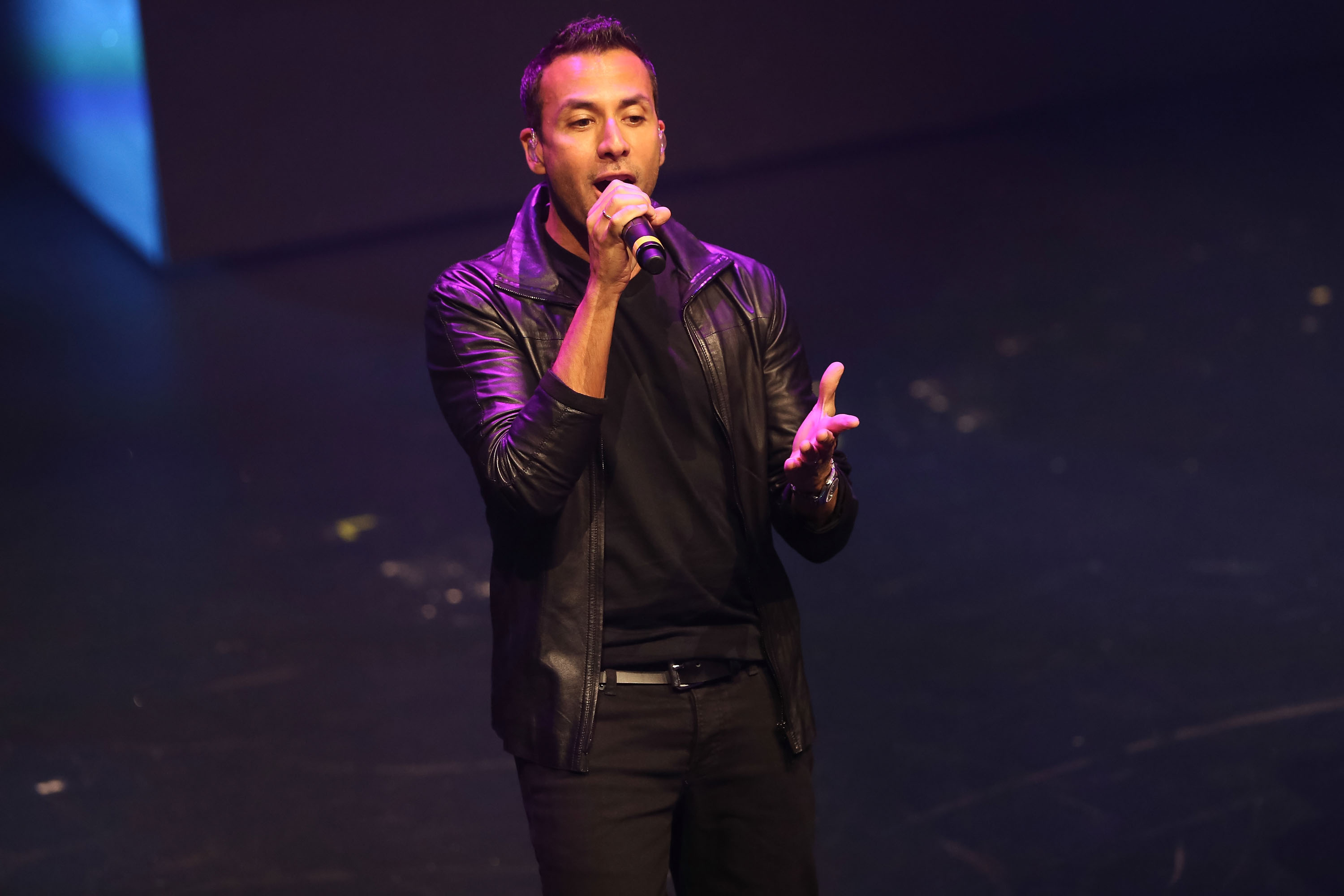 Howie Dorough, Wedding surprise, Serenade performance, Memorable moment, 3000x2000 HD Desktop