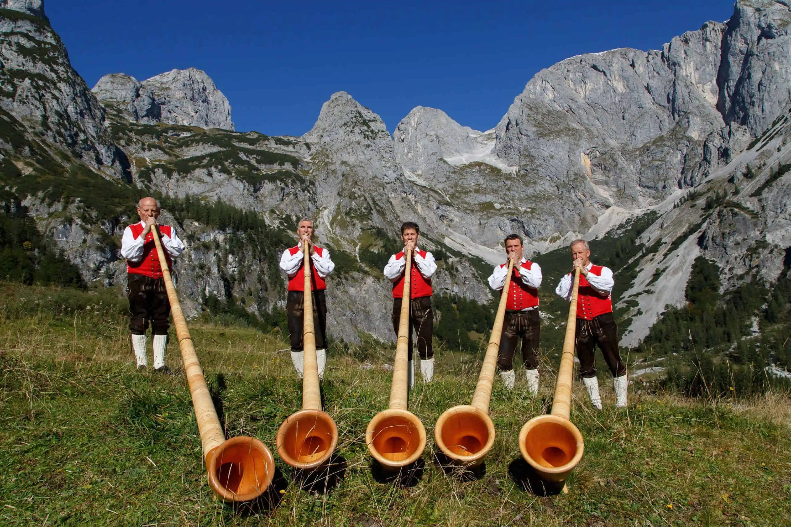 Alphorn blser aus, Alphorn experience, Lammertaler heuart fest, Swiss customs, 2560x1710 HD Desktop