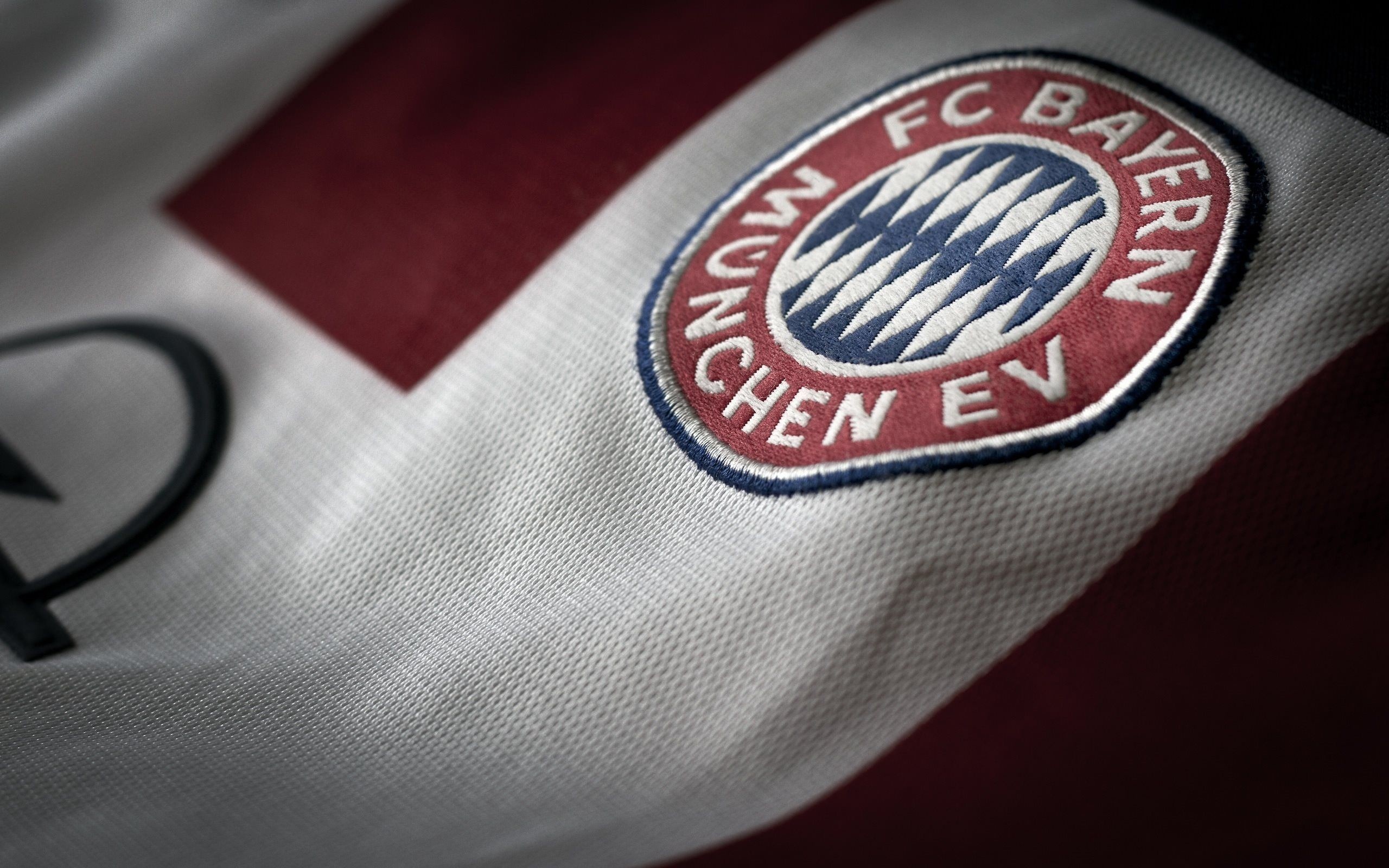 Bayern Munchen FC, Striking visuals, Intense competition, Football artistry, 2560x1600 HD Desktop