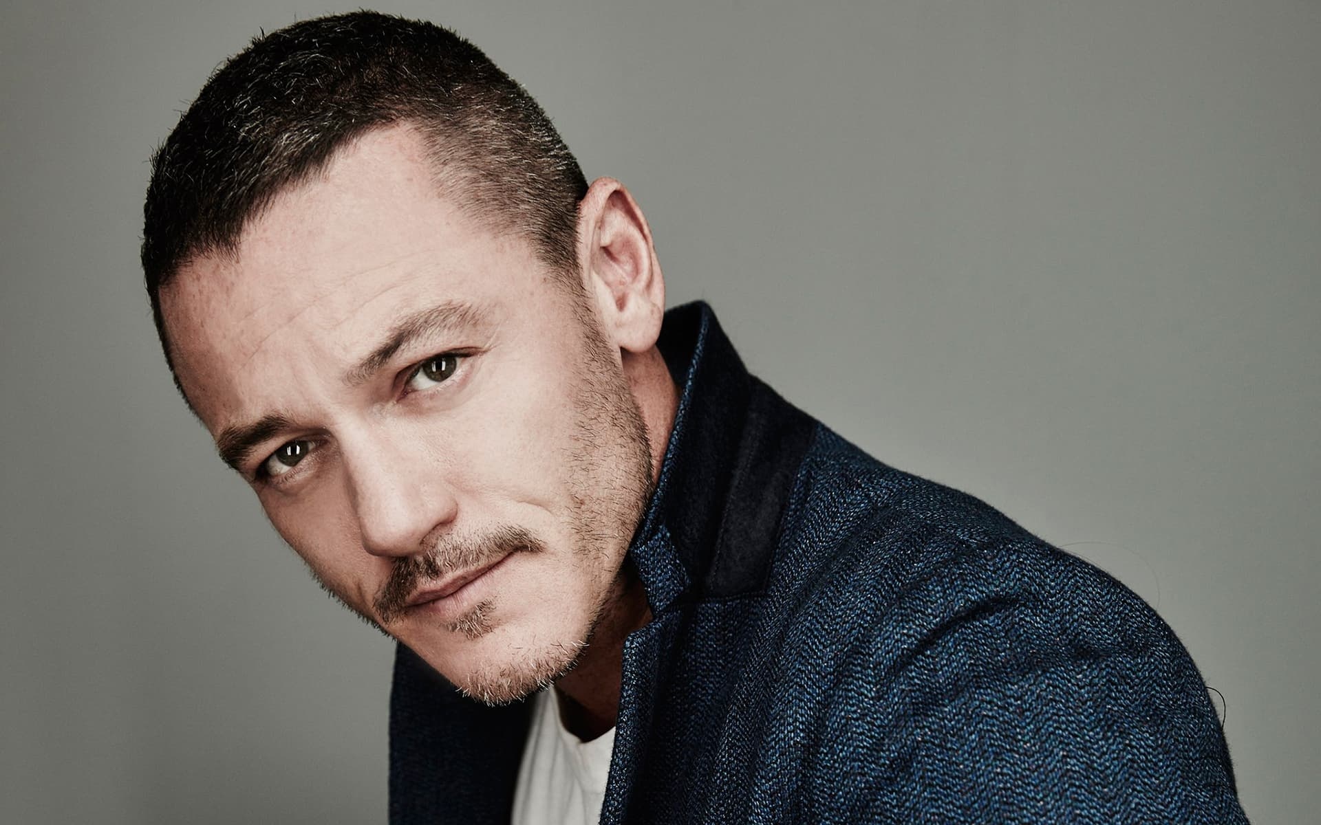 Luke Evans wallpapers, Impressive visuals, Versatile actor, Diverse roles, 1920x1200 HD Desktop