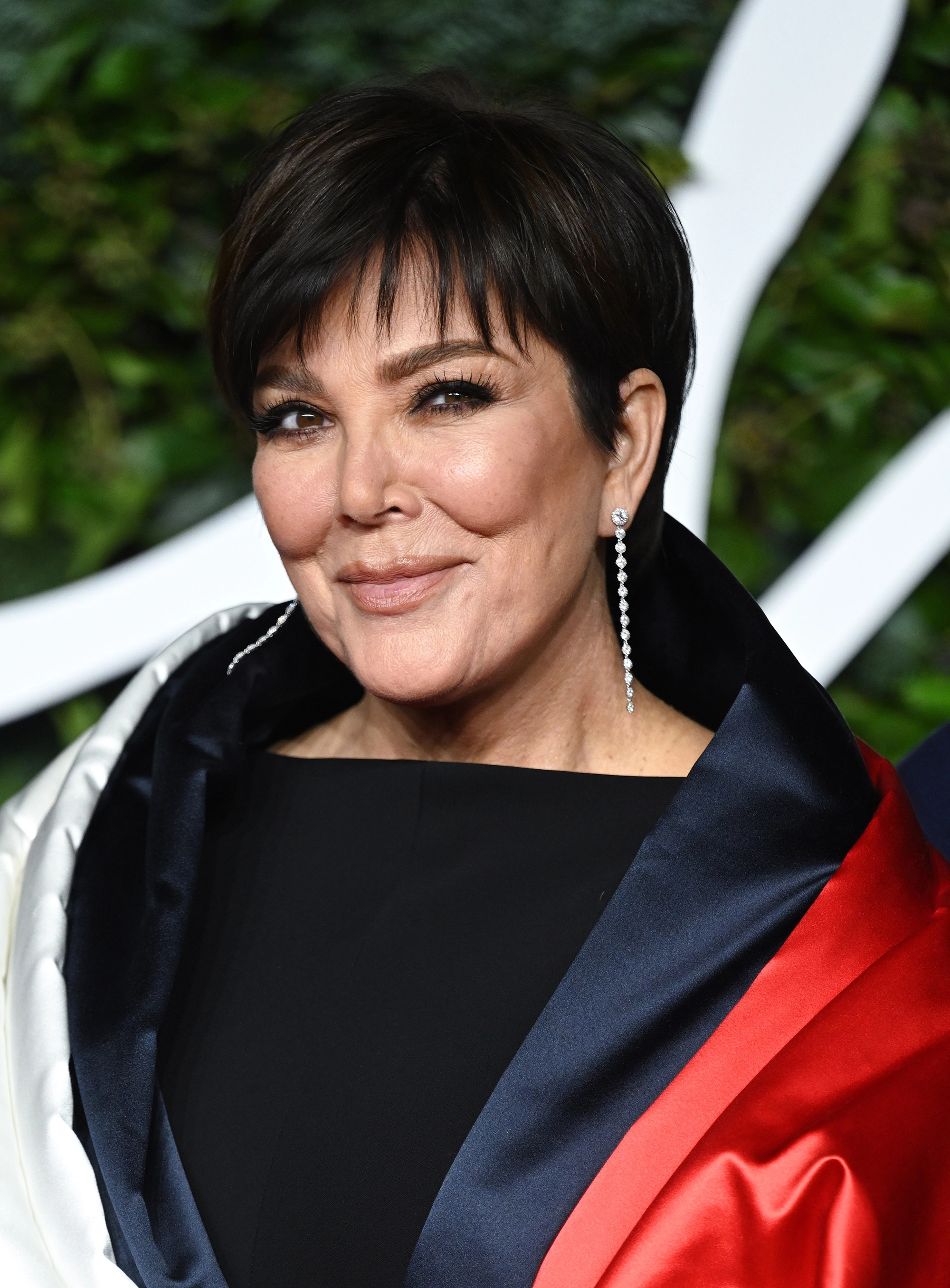 Kris Jenner, New hair look, Pixie cut ditched, 2000x2720 HD Phone