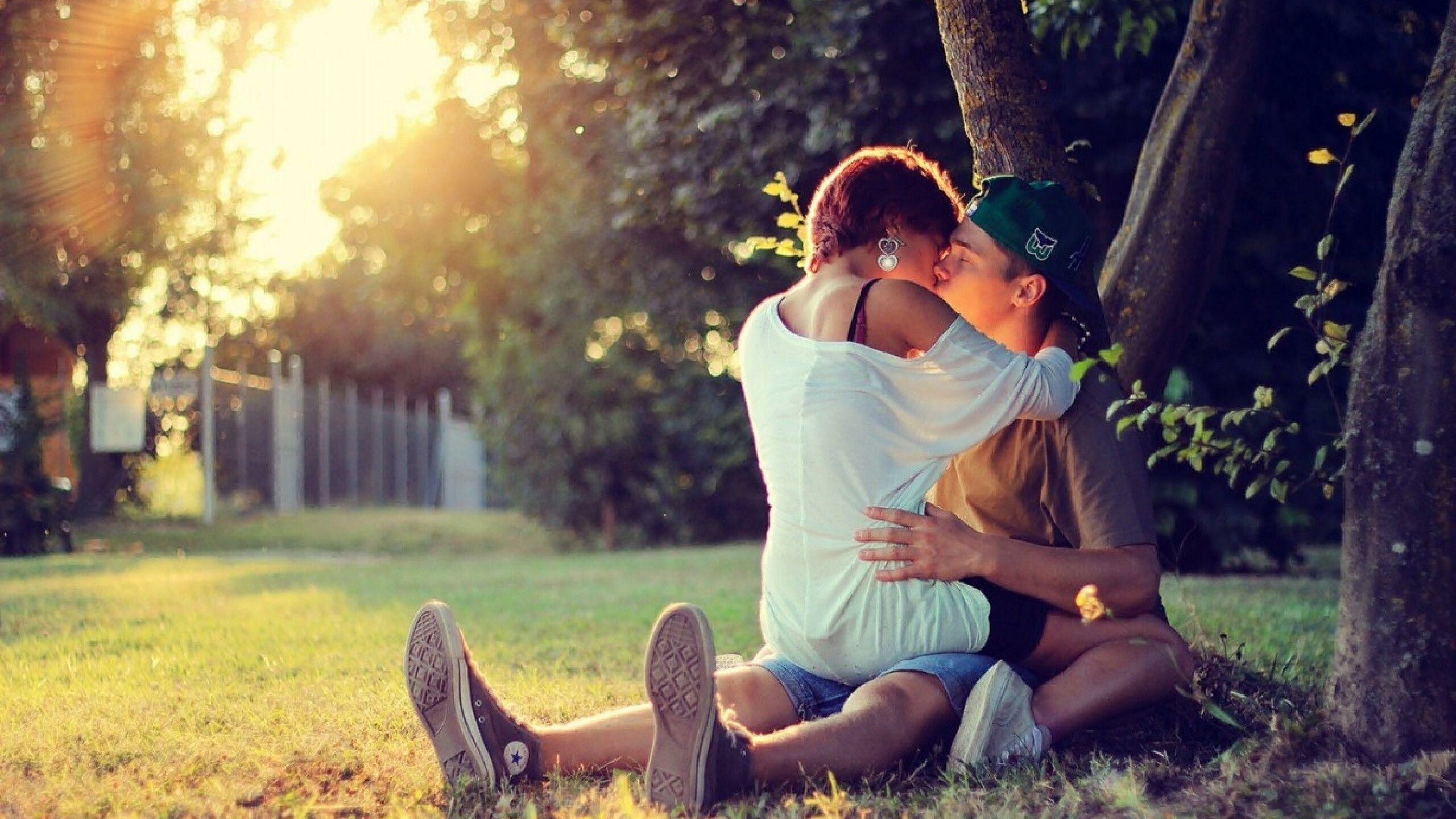 Kissing wallpapers, Intimate moments captured, 2560x1440 HD Desktop