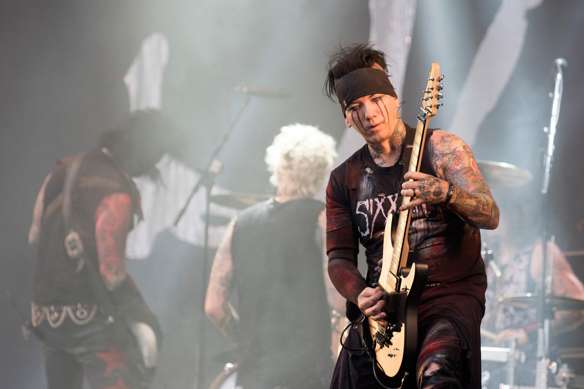 DJ Ashba, Tons of Rock 2016, Exciting photo, GHFoto, 2050x1370 HD Desktop