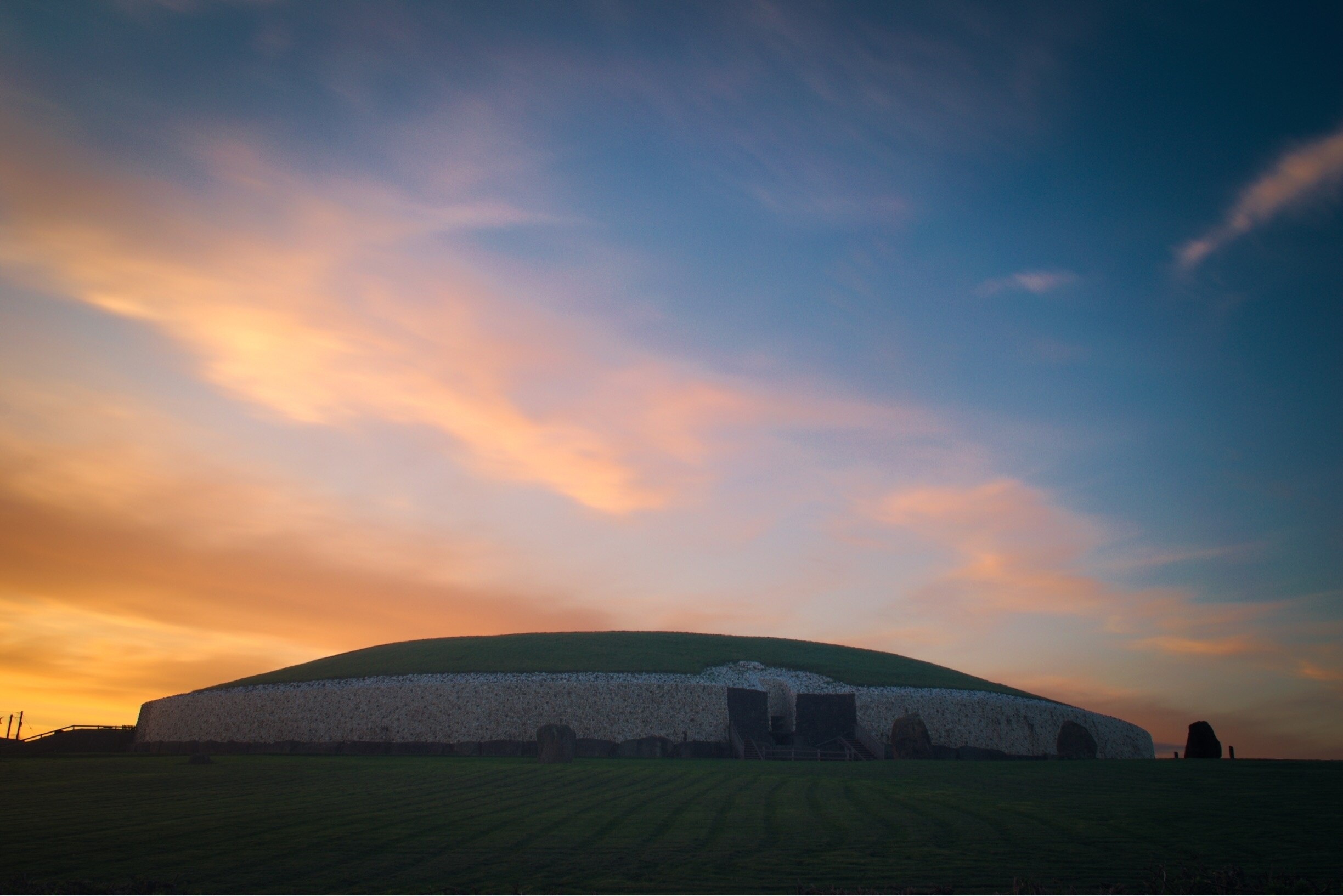 Newgrange, Boyne River Valley, Irish charm, Picturesque landscapes, 2450x1640 HD Desktop