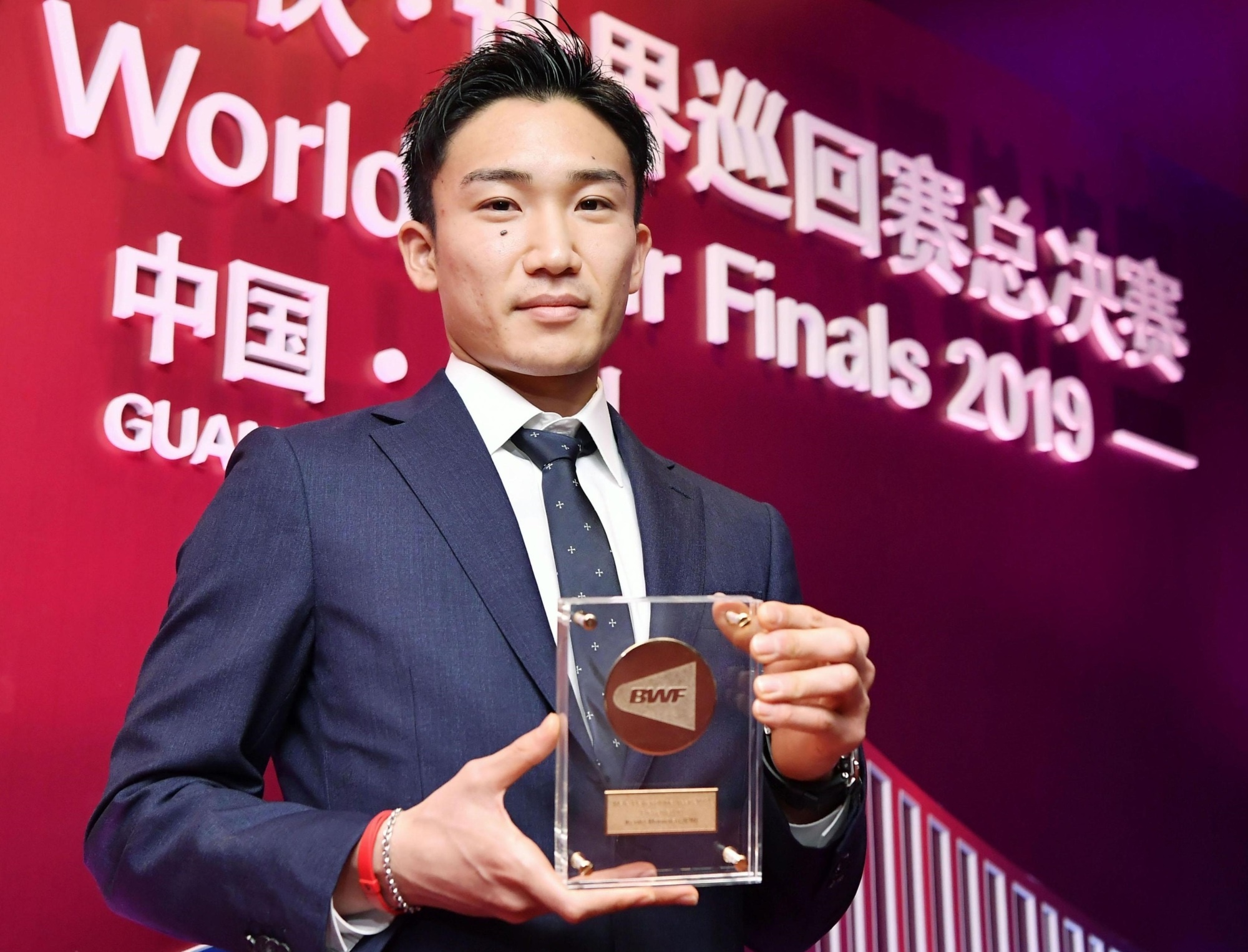 Male Player of the Year trophy, Kento Momota Wallpaper, 2000x1530 HD Desktop