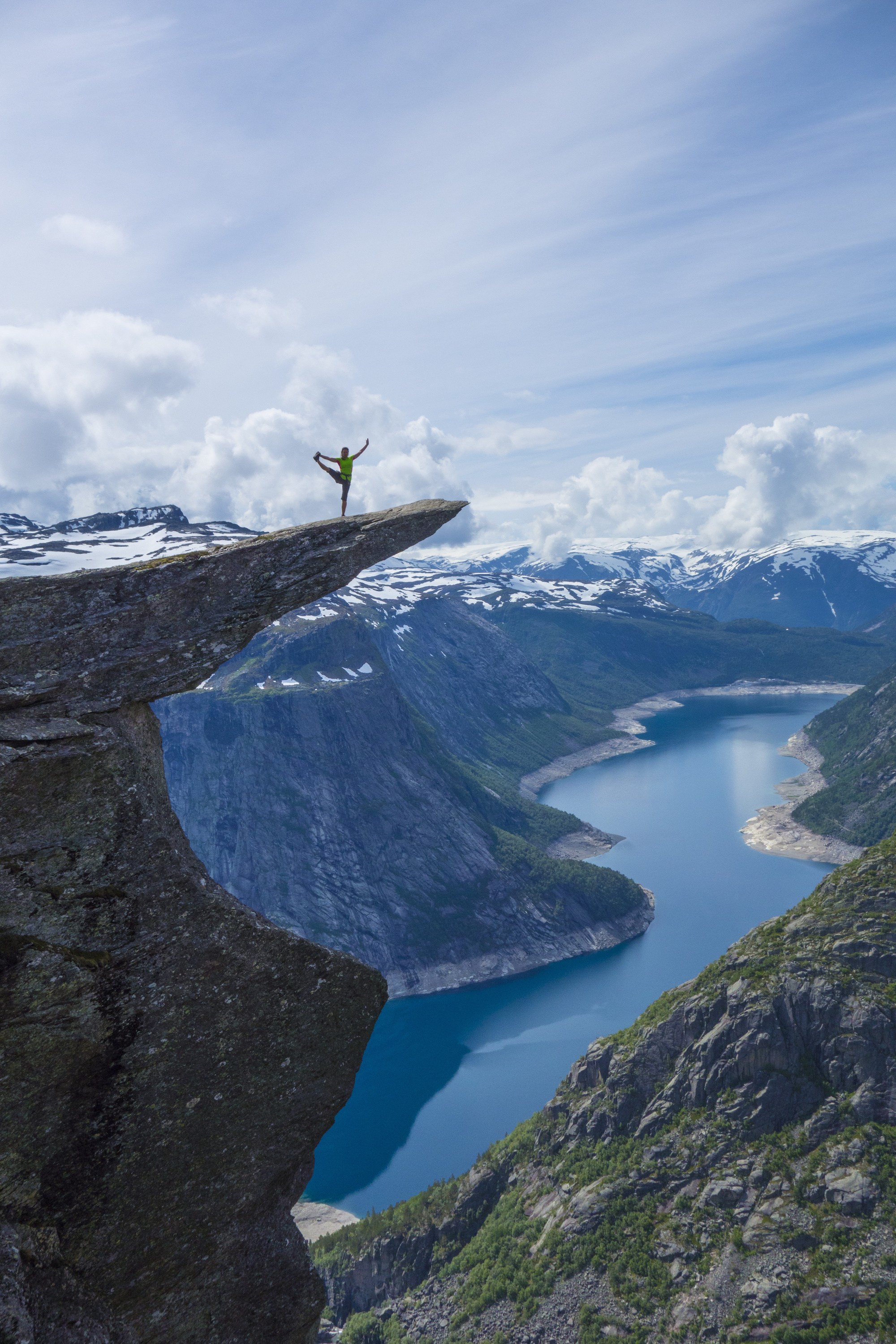 Trolltunga shuttlebus, Scenic Odda viewpoint, Norwegian fjord tours, Skjeggedal exploration, 2000x3000 HD Phone