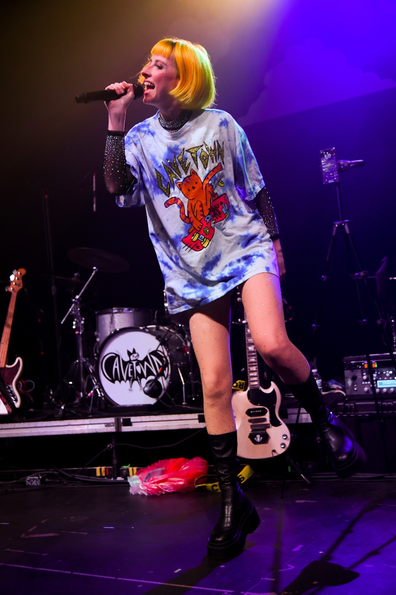 Tessa Violet, Live at the Riviera, 1340x2000 HD Phone