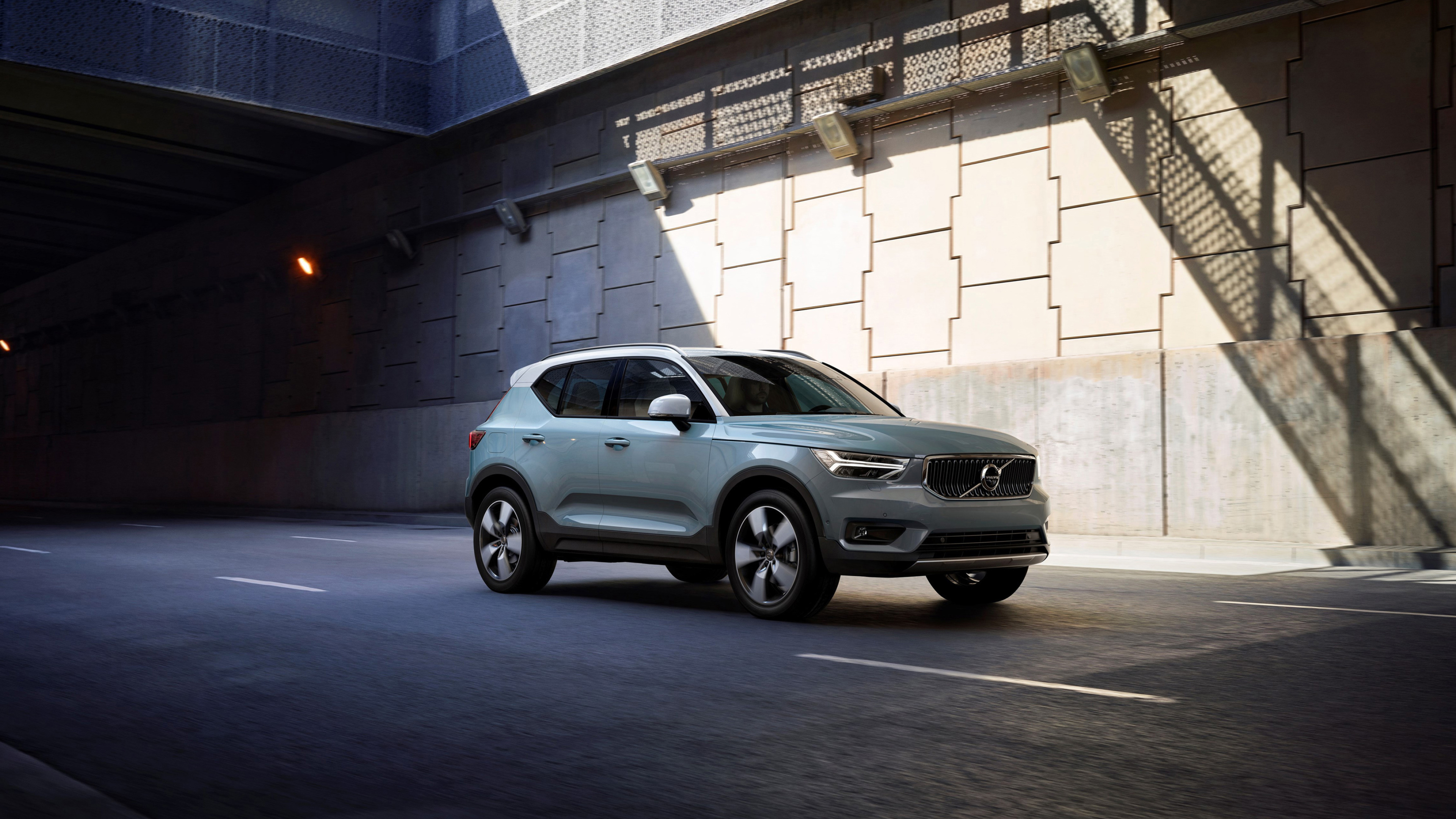 Volvo XC40, Urban luxury, Striking visuals, Dynamic journeys, 3840x2160 4K Desktop