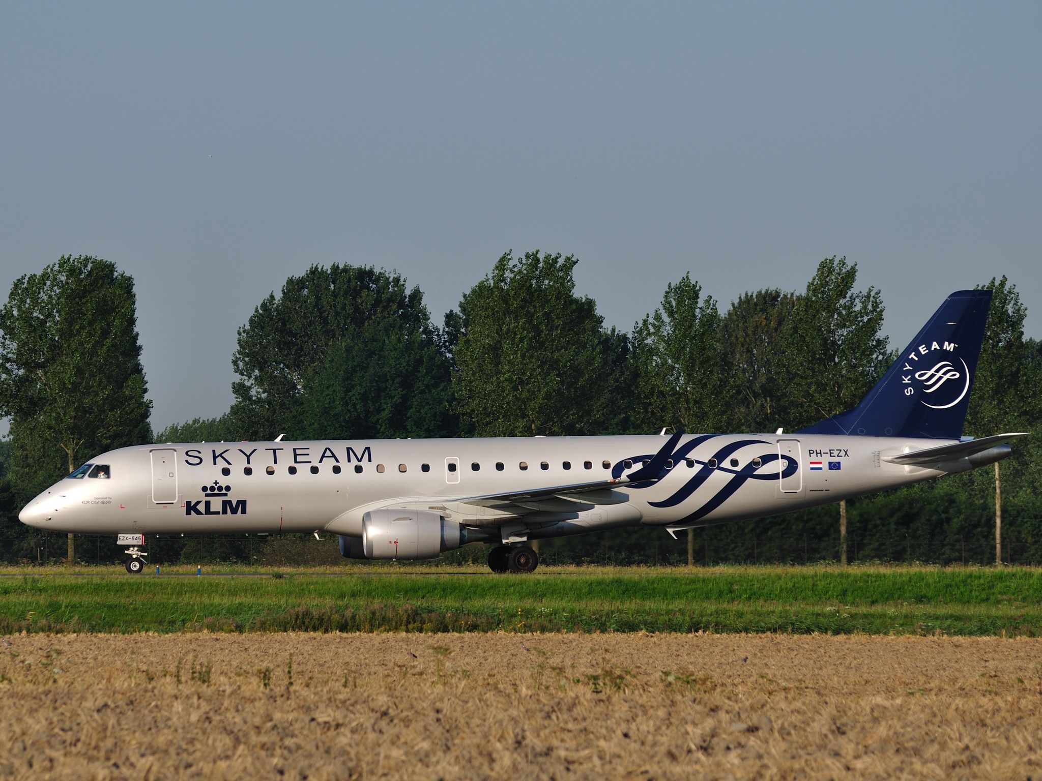 Embraer 190, KLM Cityhopper, SkyTeam colors, 2050x1540 HD Desktop