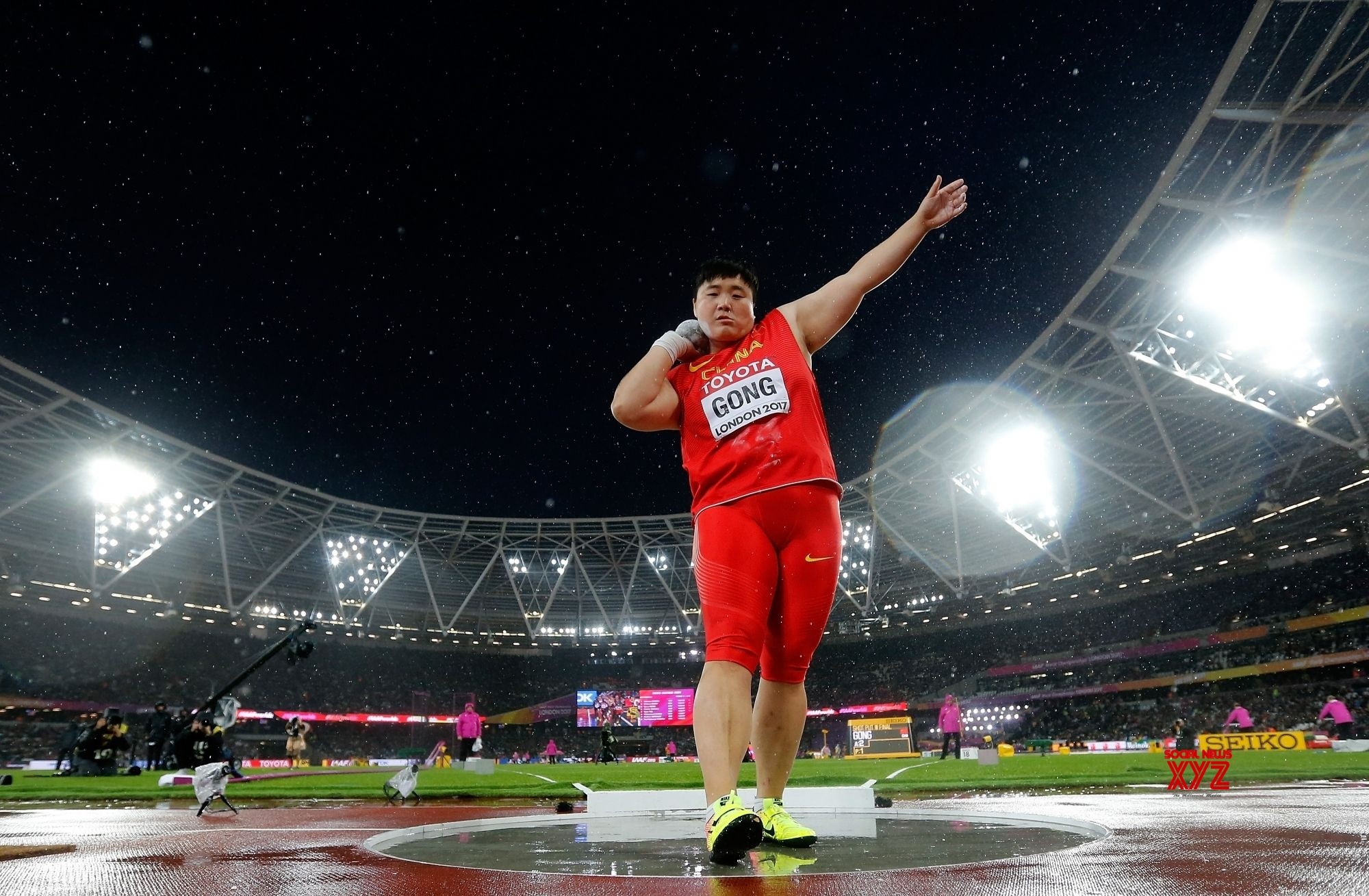 Gong Lijiao, First gold for China, Triumph at World Athletics, 2000x1310 HD Desktop