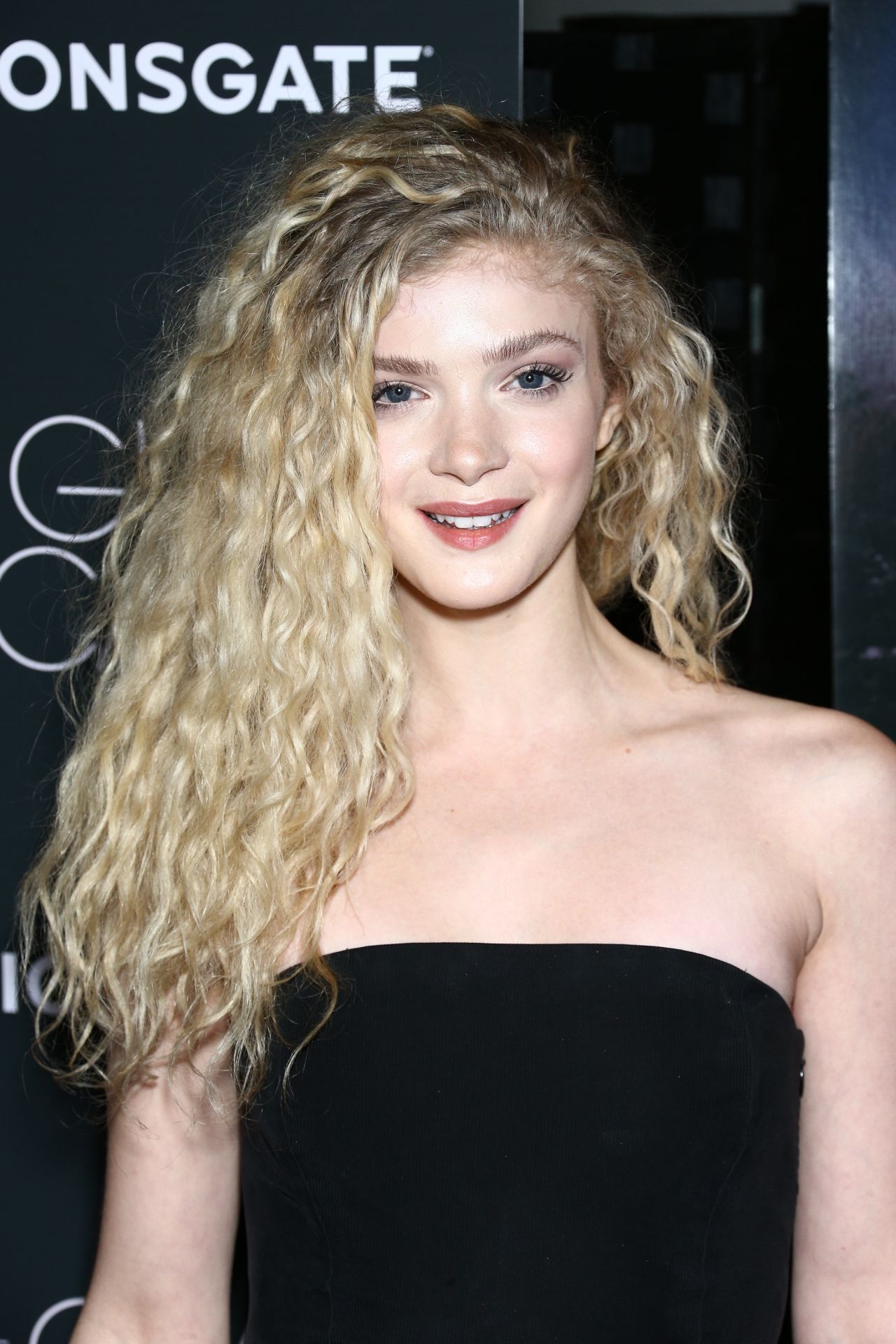 Elena Kampouris style, Clothes and outfits, 1280x1920 HD Phone