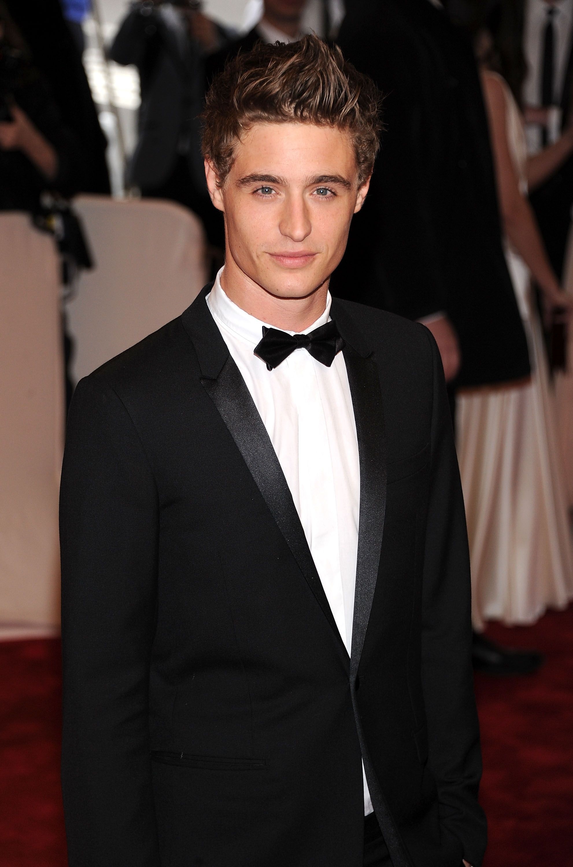 Max Irons, Un attore da favola, 1990x3000 HD Phone