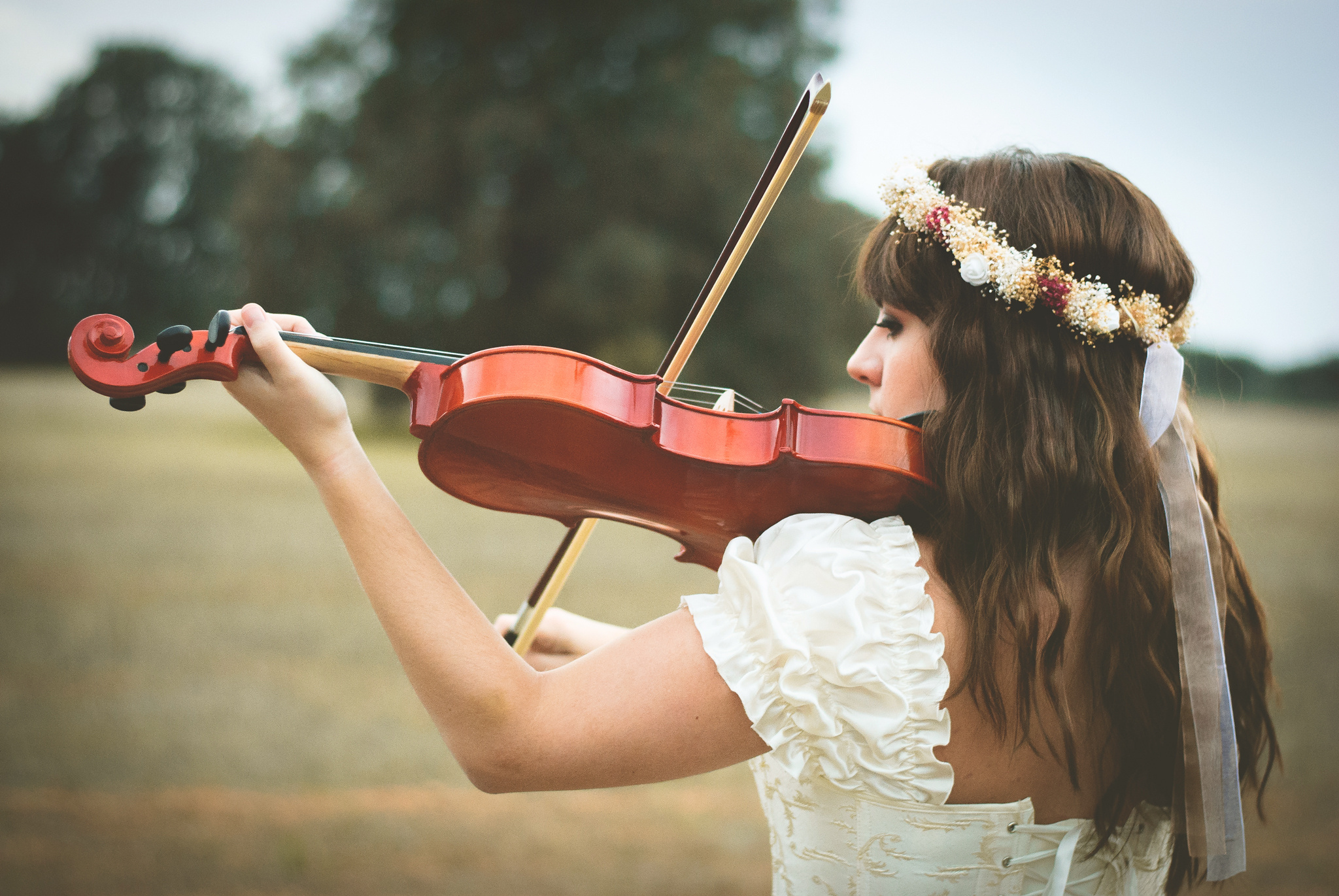 Portrait of a musical woman, Beautiful girl with violin, Hair flowing, HD wallpapers, 2050x1380 HD Desktop