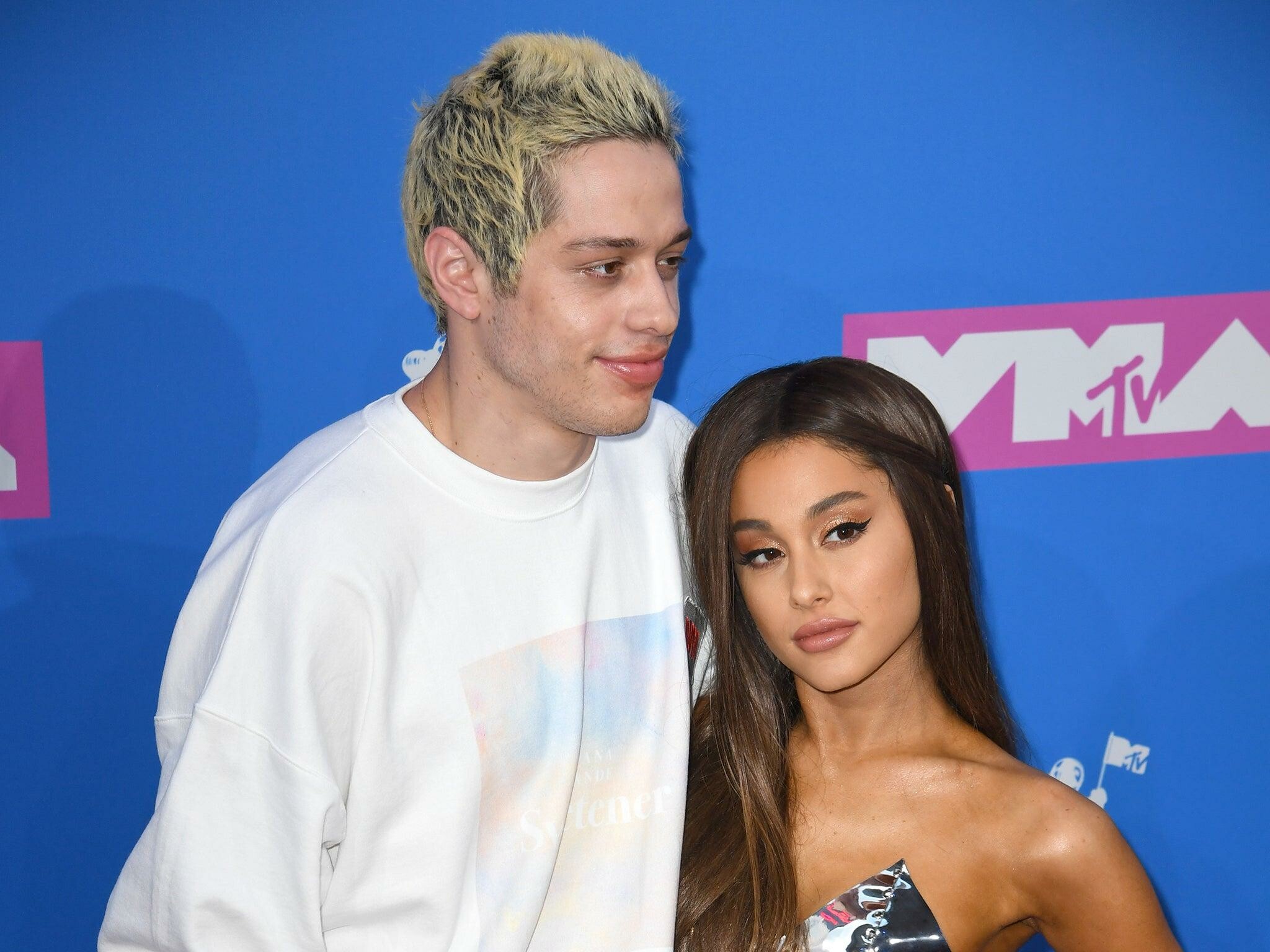 Pete Davidson, Ariana Grande, Celebrity couple, Love on display, 2050x1540 HD Desktop