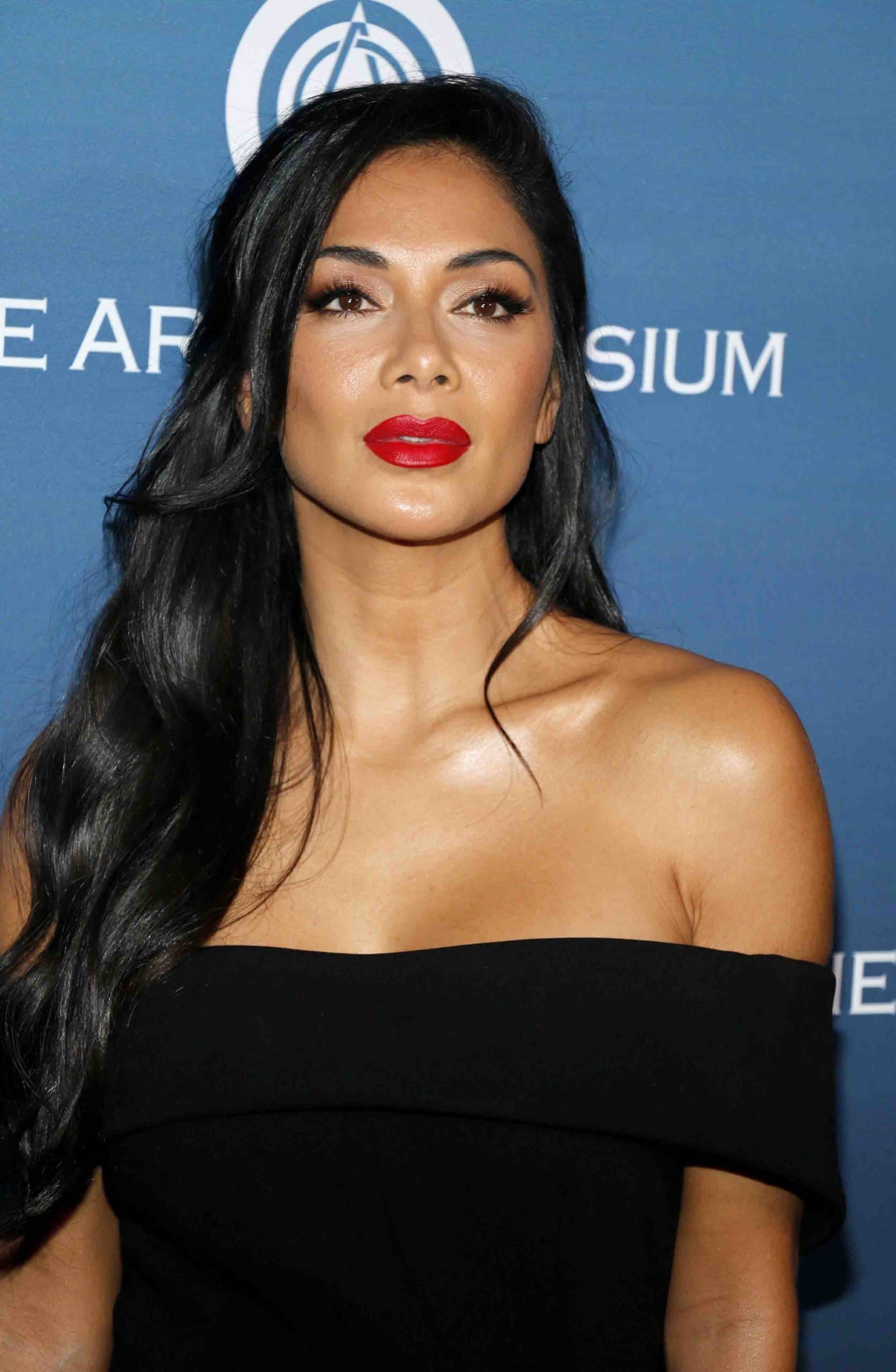 Nicole Scherzinger, Heartfelt message, Expression of love, 1680x2560 HD Phone