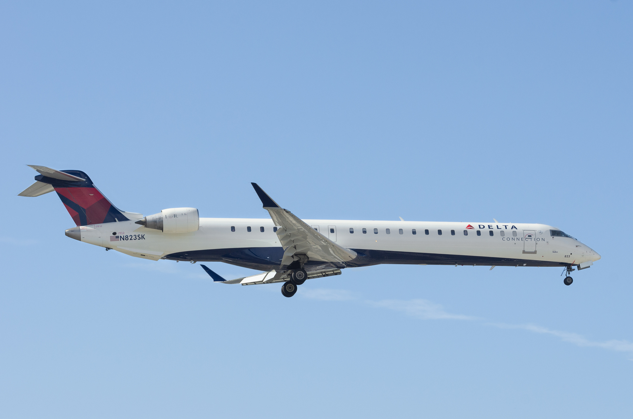 Bombardier CRJ-900, Maximum size carry-on, Delta CRJ700, In an overhead bin, 2130x1410 HD Desktop