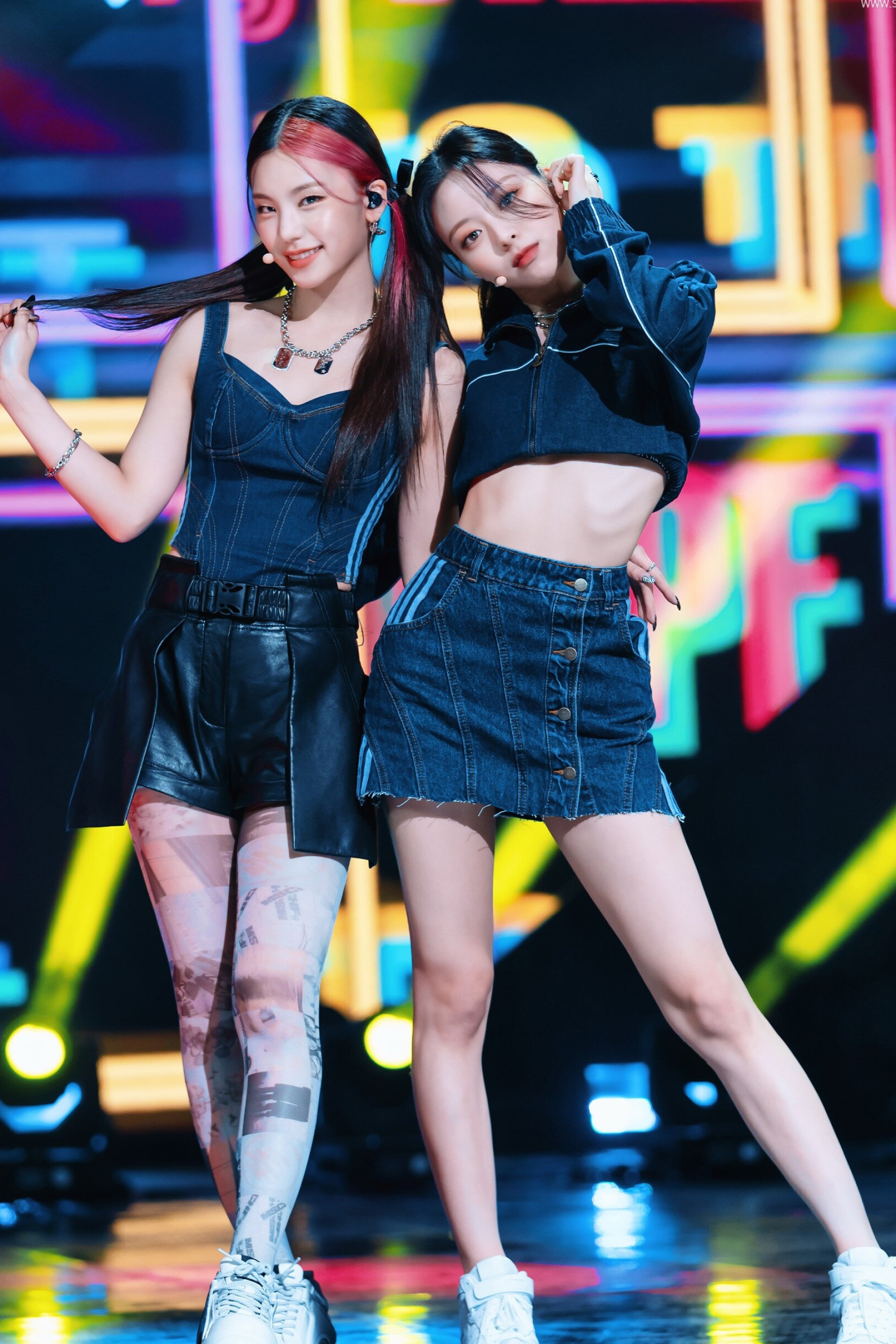 ITZY swipe, Inkigayo stage, October 17, 2021, K-pop comeback, 1800x2700 HD Phone