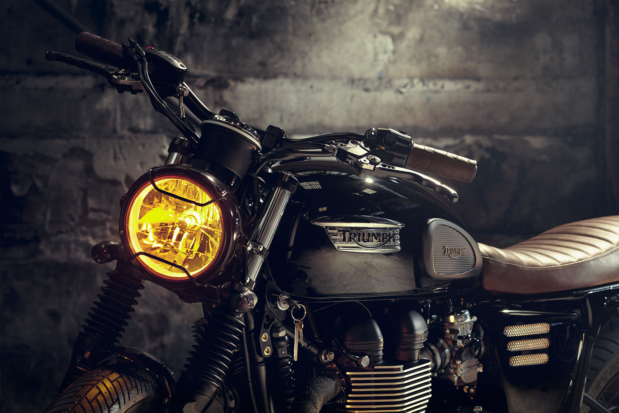 Triumph Bonneville T100, Striking logo, Artistic wallpaper, John Tremblay's post, 2000x1340 HD Desktop