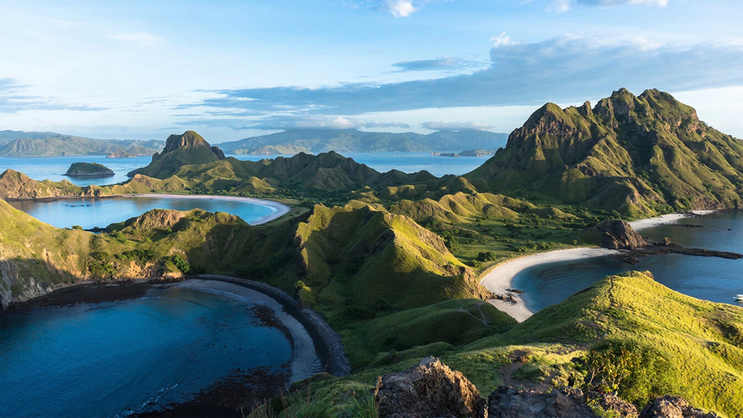 Komodo Island, Labuan Bajo, Enchanting yacht sourcing, 2560x1440 HD Desktop