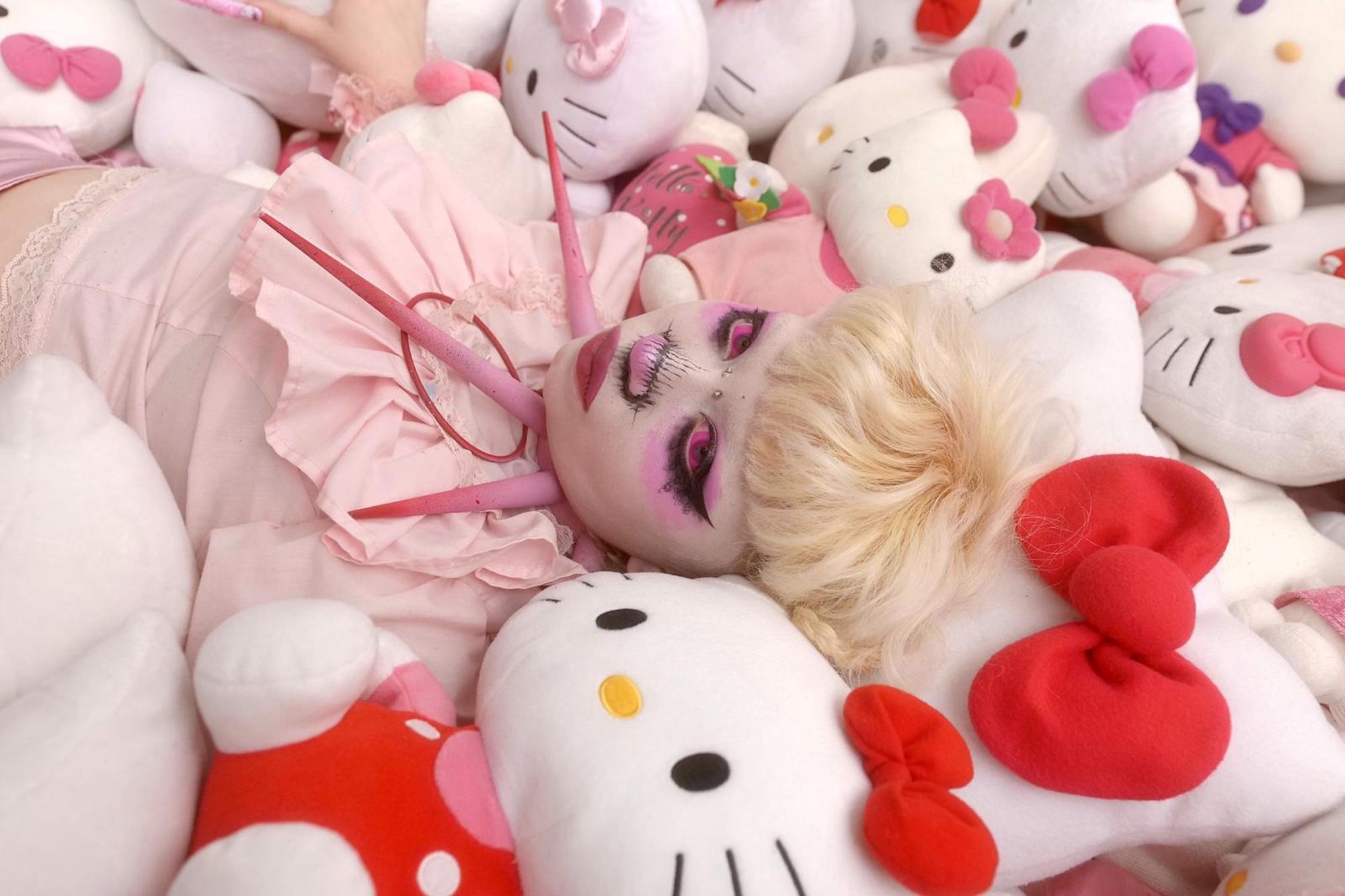 Jazmin Bean, Hello Kitty toys, Wonderland, Quirky artist, 2000x1340 HD Desktop