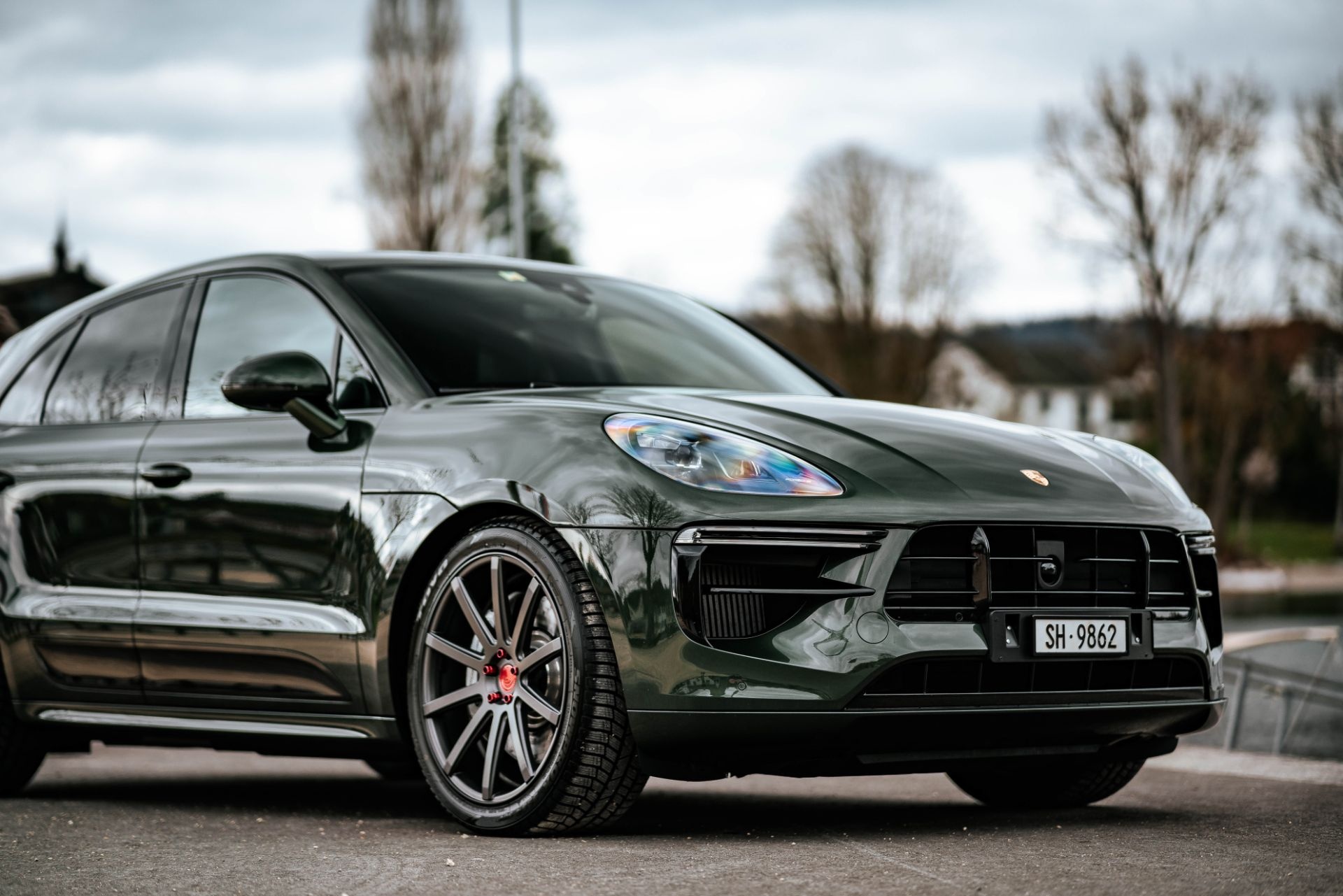 Porsche Macan, Dark green color, Off-road capability, Stylish rims, 1920x1290 HD Desktop