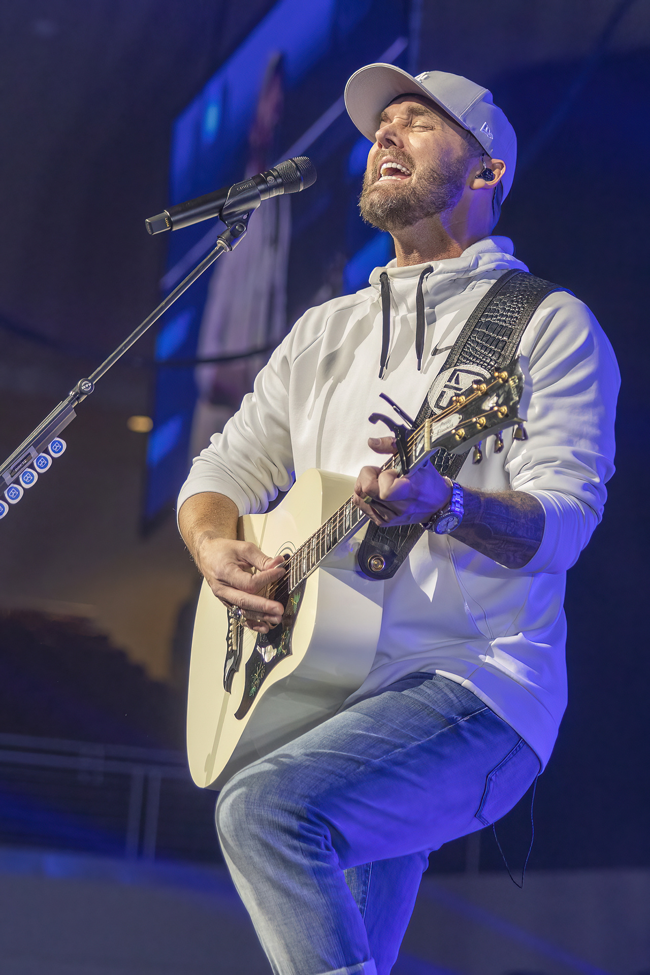 Live performance, Brett Young, Turning Stone Casino, 1280x1920 HD Phone