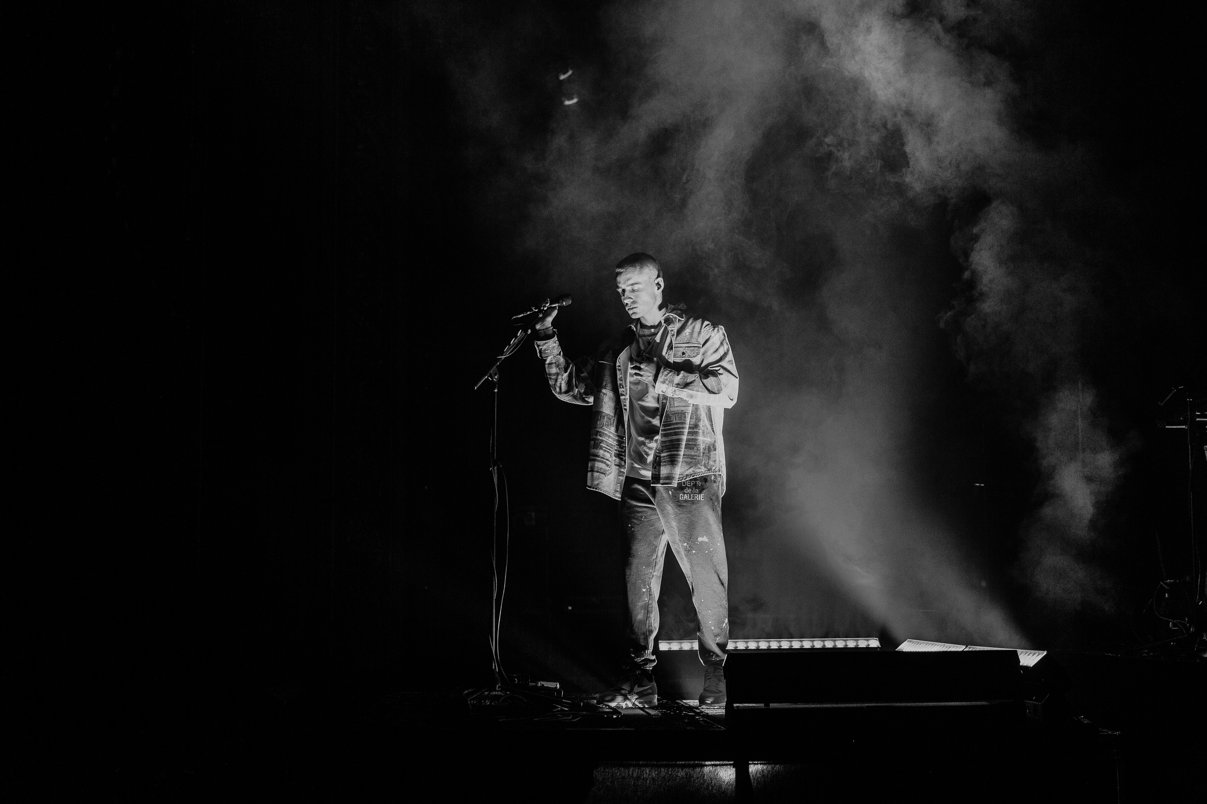 Dermot Kennedy, Singing hard, Neck seized up, Dream unfold, 2400x1600 HD Desktop