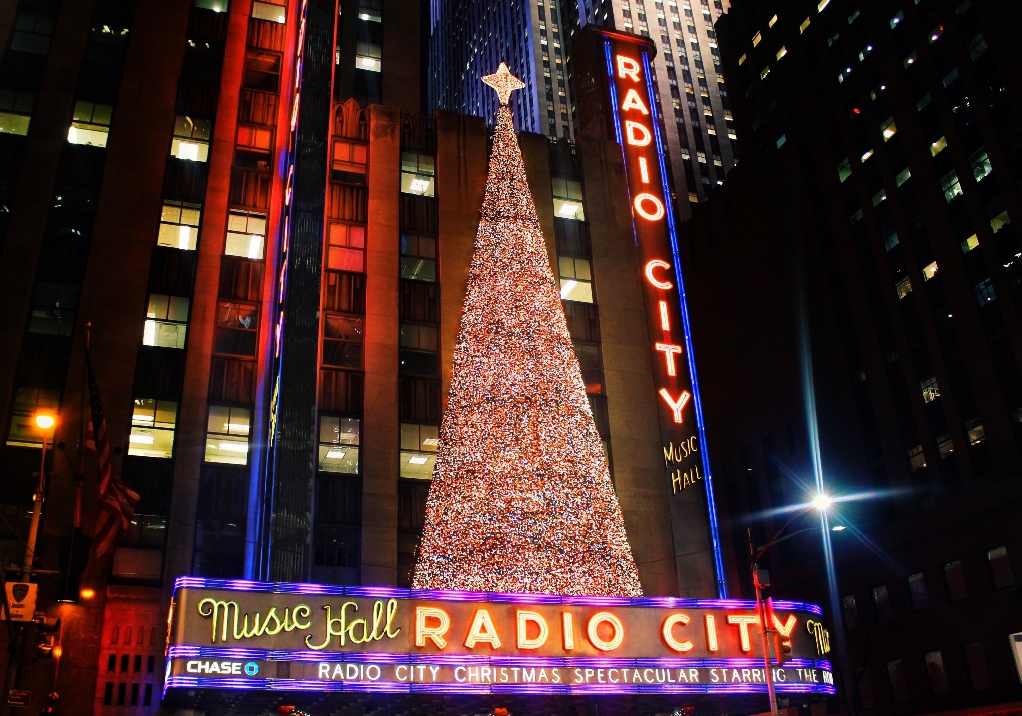 Radio City Music Hall, New York Christmas Wallpaper, 2040x1430 HD Desktop