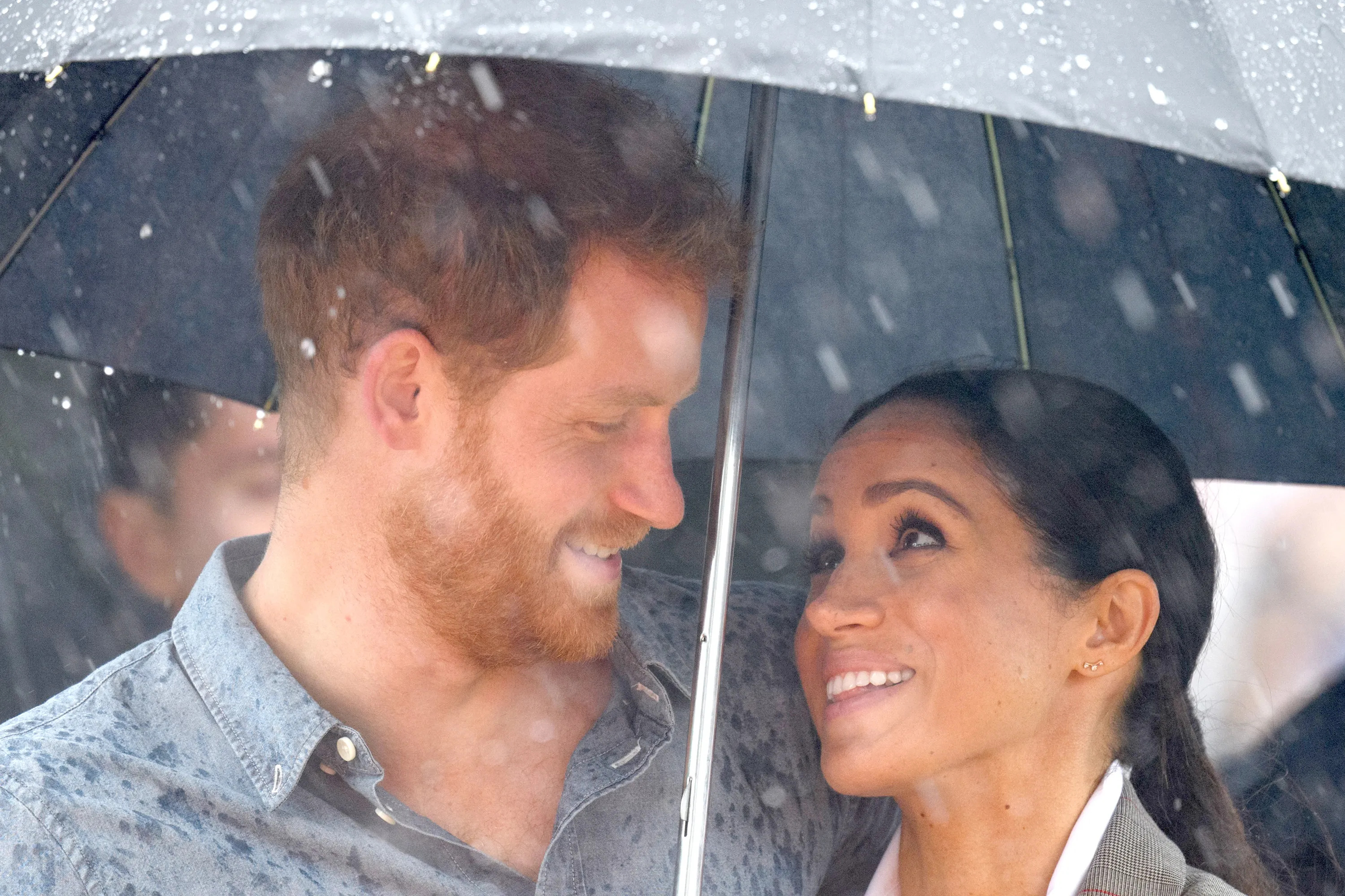 Meghan Markle, Holding an umbrella, Pure glamour, 3000x2000 HD Desktop