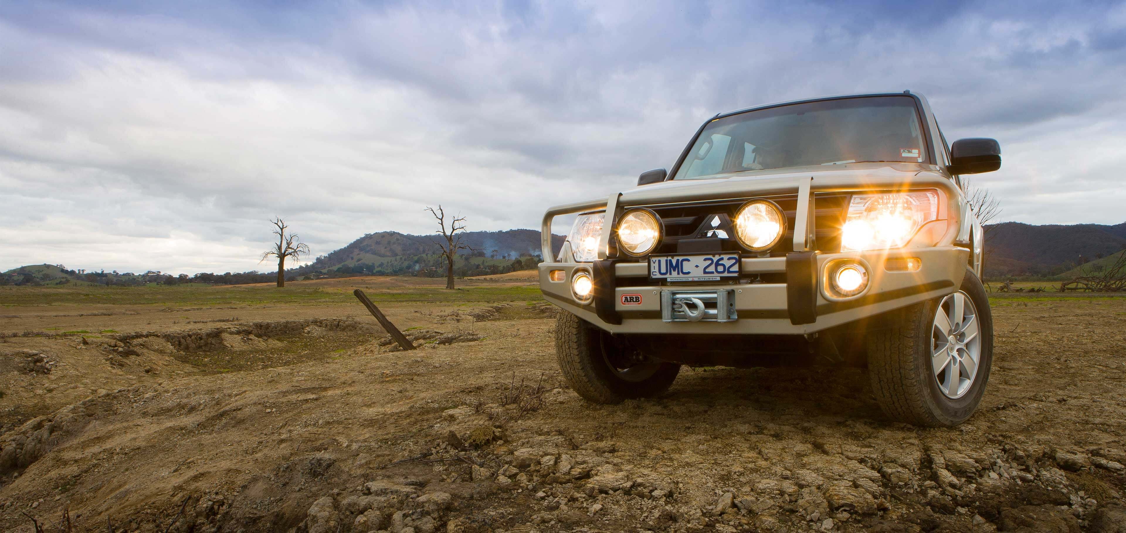 2007 Model, Mitsubishi Pajero Wallpaper, 3840x1820 Dual Screen Desktop