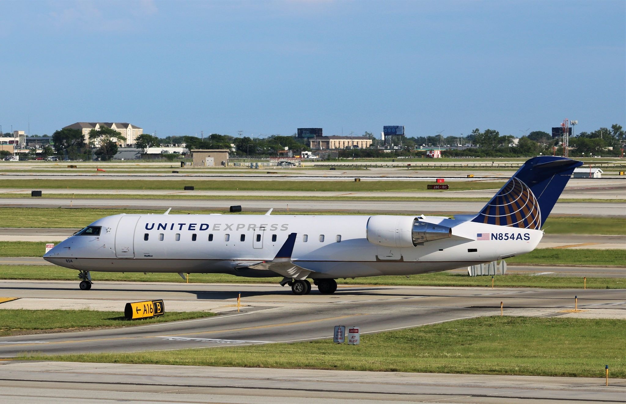 Bombardier CRJ 200, Travels, United Express, The Unit ORD, 2050x1330 HD Desktop