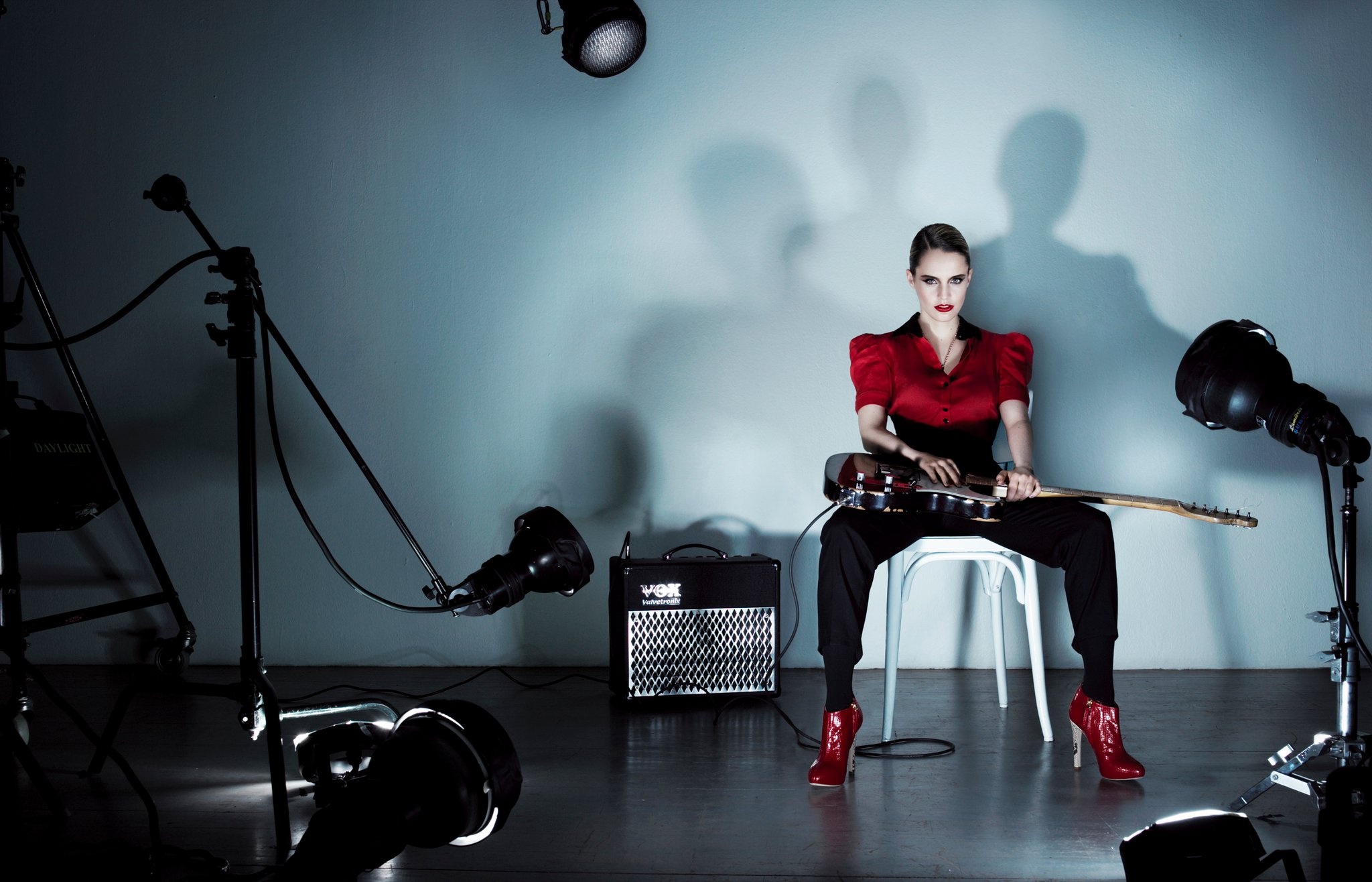 Anna Calvi, Pop artist, Labyrinth inspiration, Musical genius, 2050x1320 HD Desktop