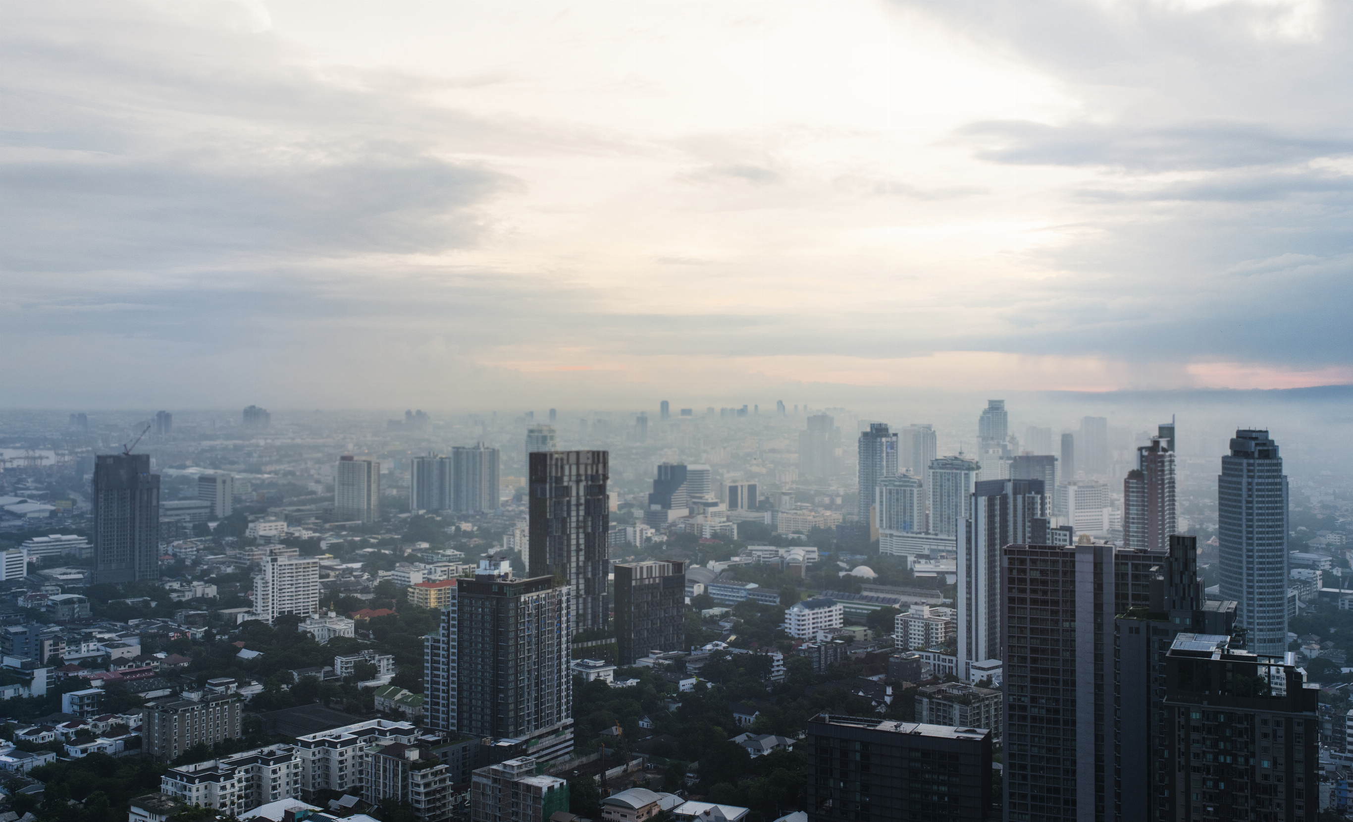 City with buildings, Cloudy sky, 2740x1660 HD Desktop