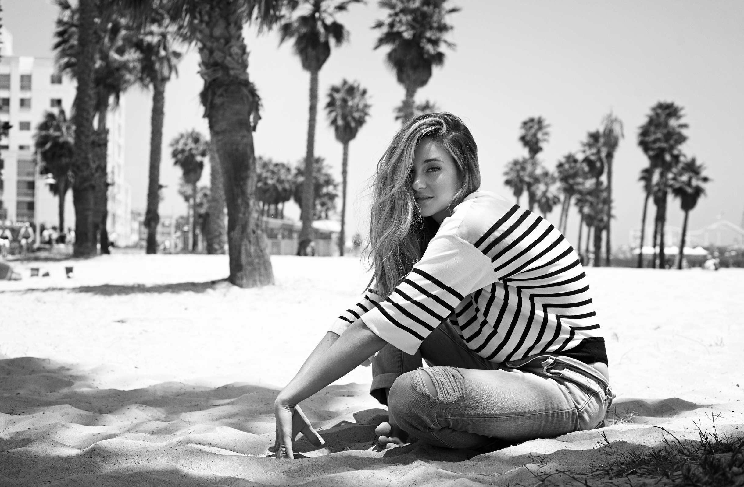 Shailene Woodley, Sitting actress, Black and white, 2440x1600 HD Desktop